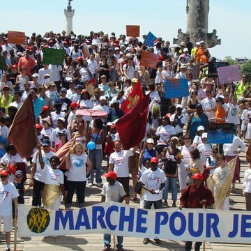 Les colonnes rostrales Place des Quinconces à Bordeaux