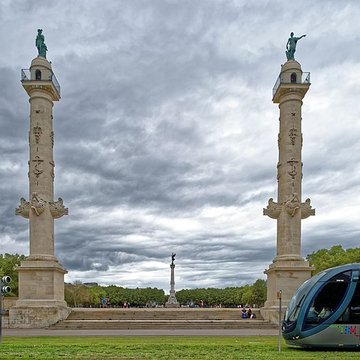 Les colonnes rostrales Place des Quinconces à Bordeaux