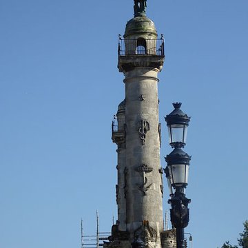 Les colonnes rostrales Place des Quinconces à Bordeaux