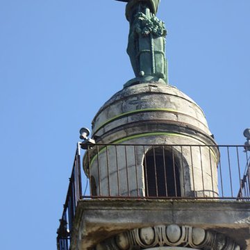 Les colonnes rostrales Place des Quinconces à Bordeaux