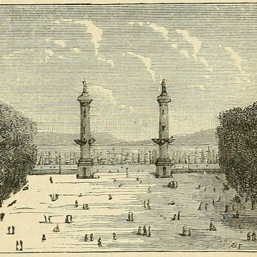 Les colonnes rostrales Place des Quinconces à Bordeaux