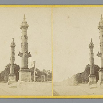 Les colonnes rostrales Place des Quinconces à Bordeaux