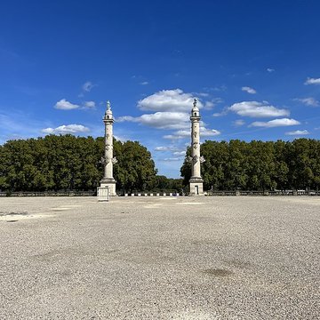 Les colonnes rostrales Place des Quinconces à Bordeaux
