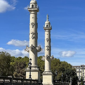 Les colonnes rostrales Place des Quinconces à Bordeaux