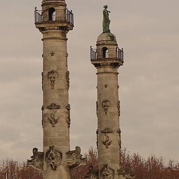 Les colonnes rostrales Place des Quinconces à Bordeaux