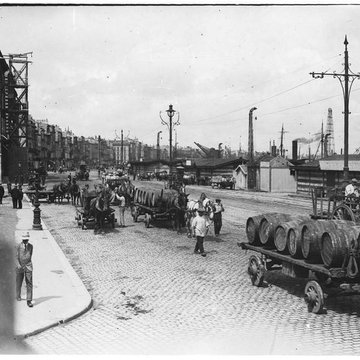 Les colonnes rostrales Place des Quinconces à Bordeaux
