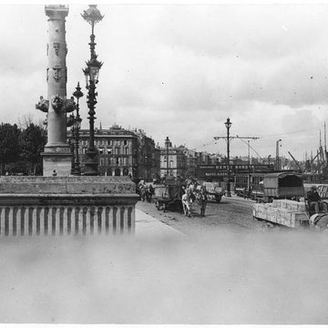 Les colonnes rostrales Place des Quinconces à Bordeaux
