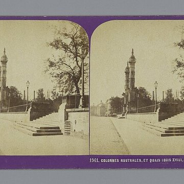 Les colonnes rostrales Place des Quinconces à Bordeaux