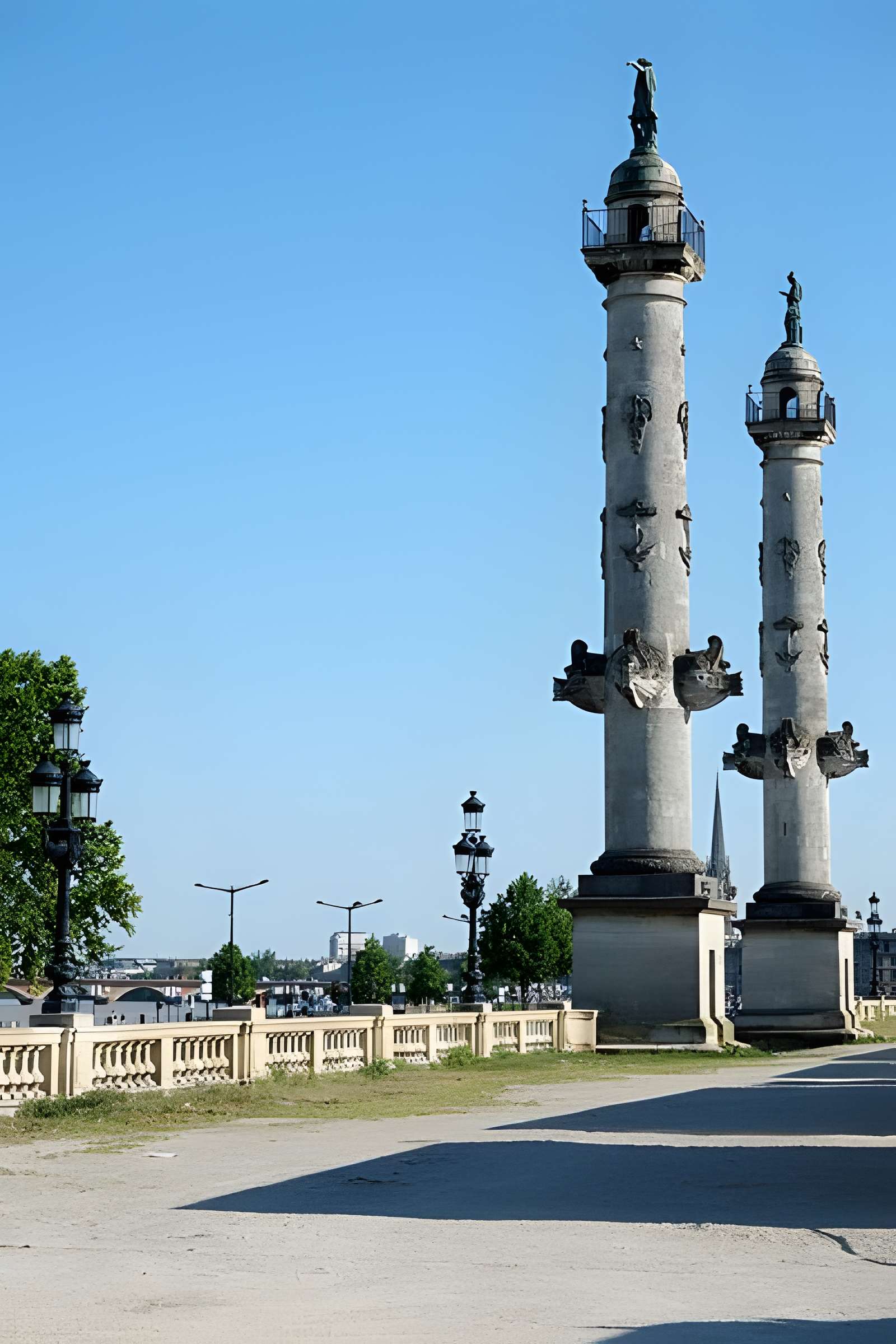 Les colonnes rostrales Place des Quinconces à Bordeaux