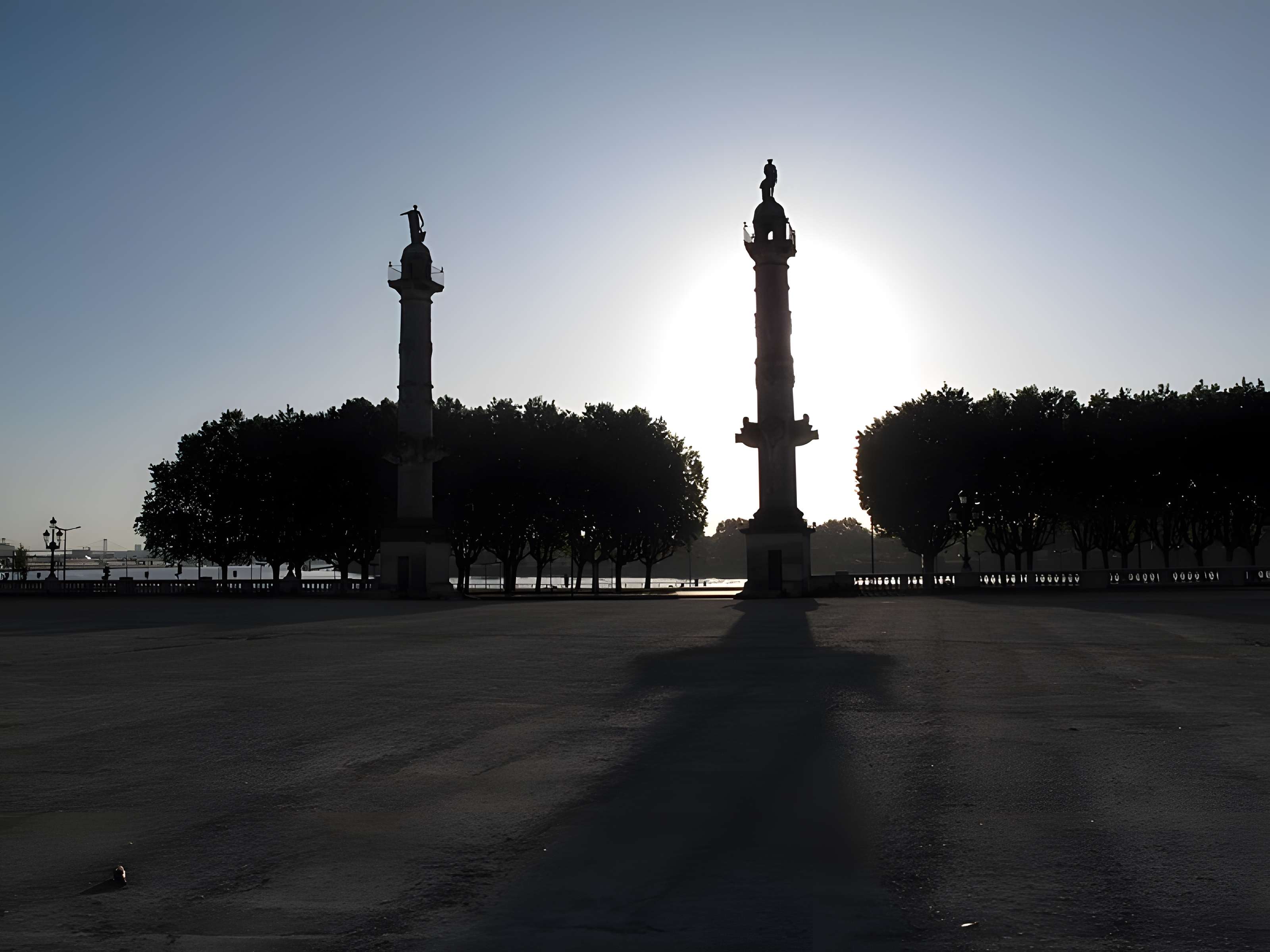 Les colonnes rostrales Place des Quinconces à Bordeaux