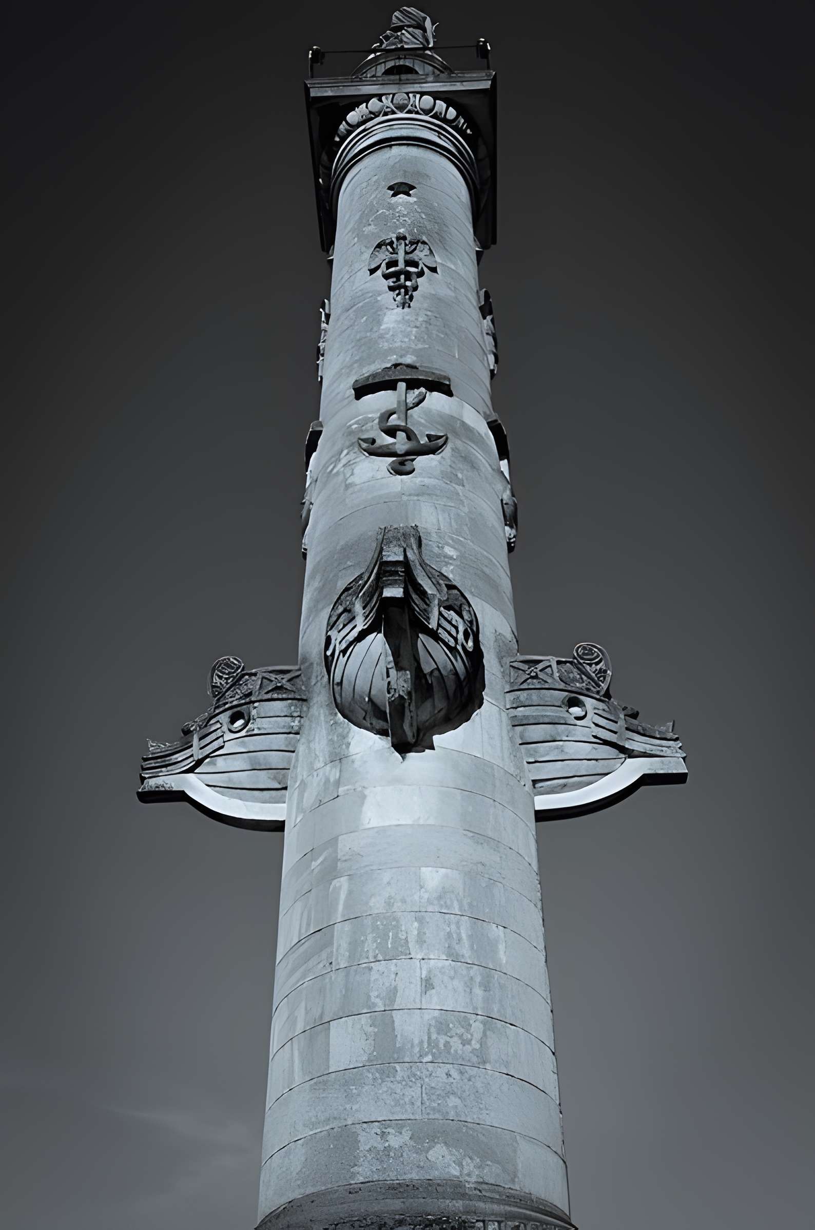 Les colonnes rostrales Place des Quinconces à Bordeaux