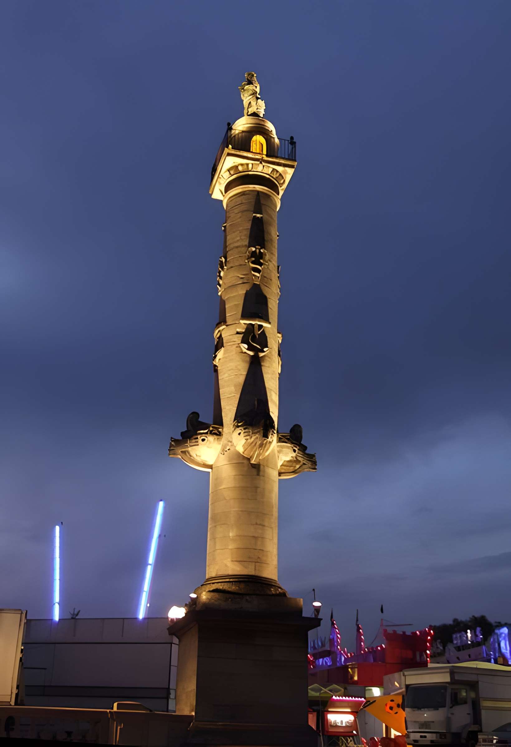 Les colonnes rostrales Place des Quinconces à Bordeaux
