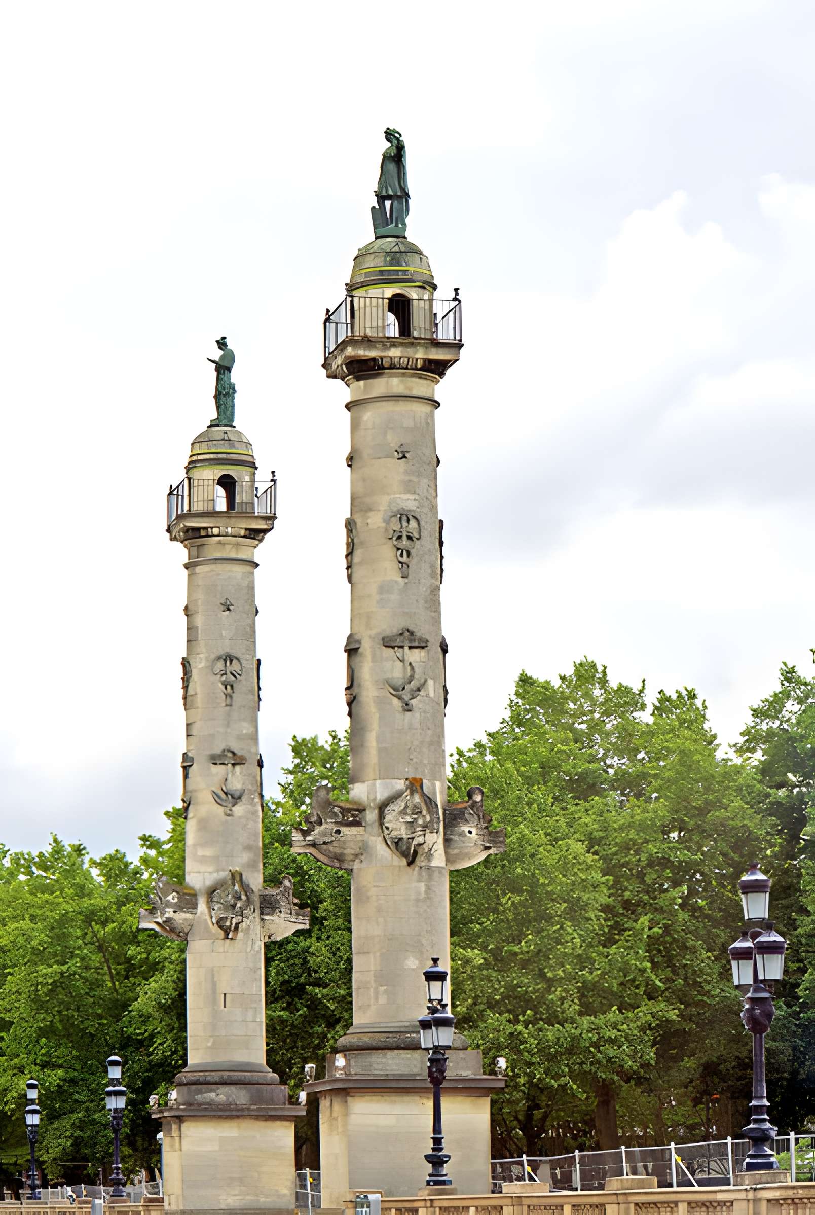 Les colonnes rostrales Place des Quinconces à Bordeaux