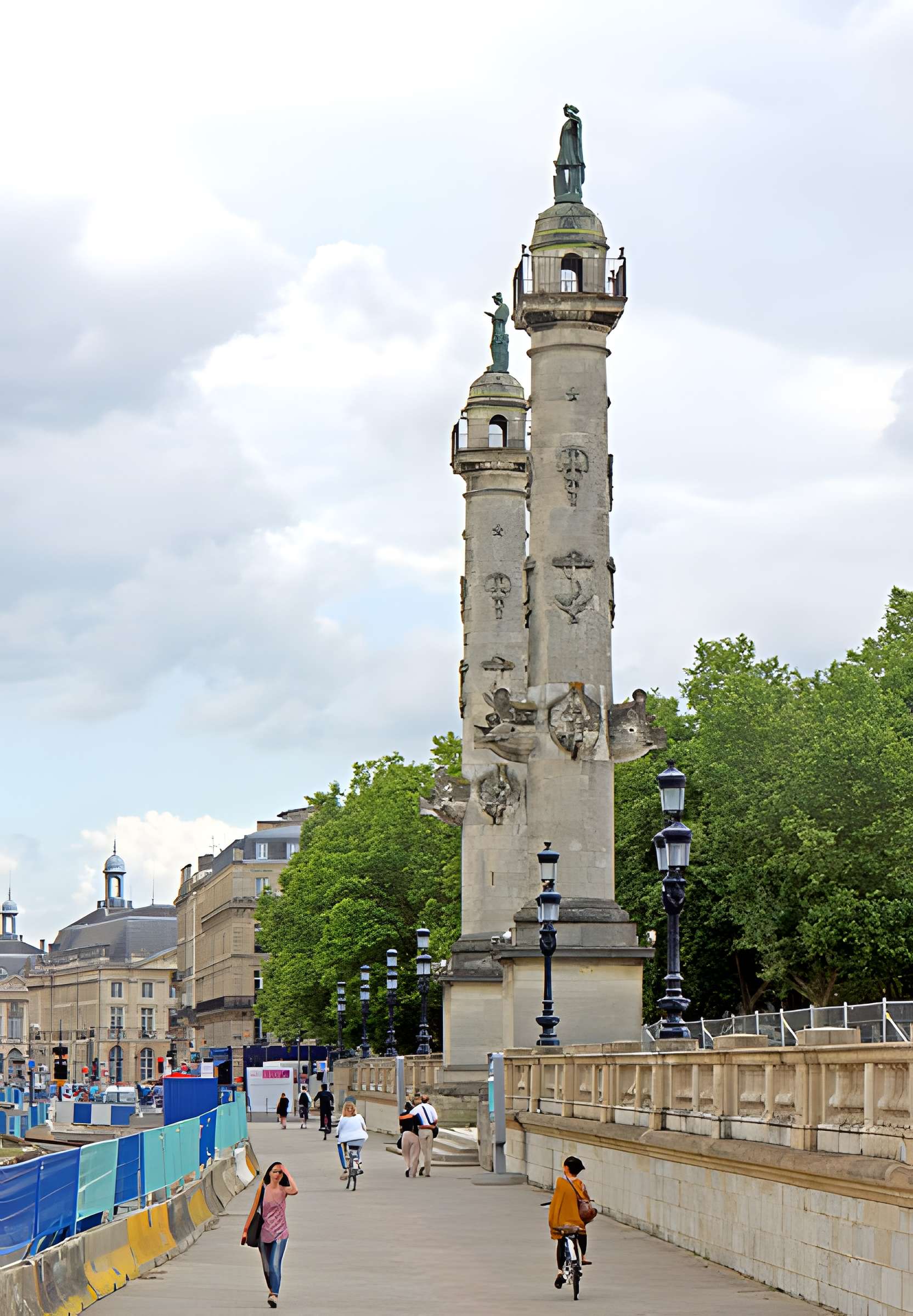 Les colonnes rostrales Place des Quinconces à Bordeaux