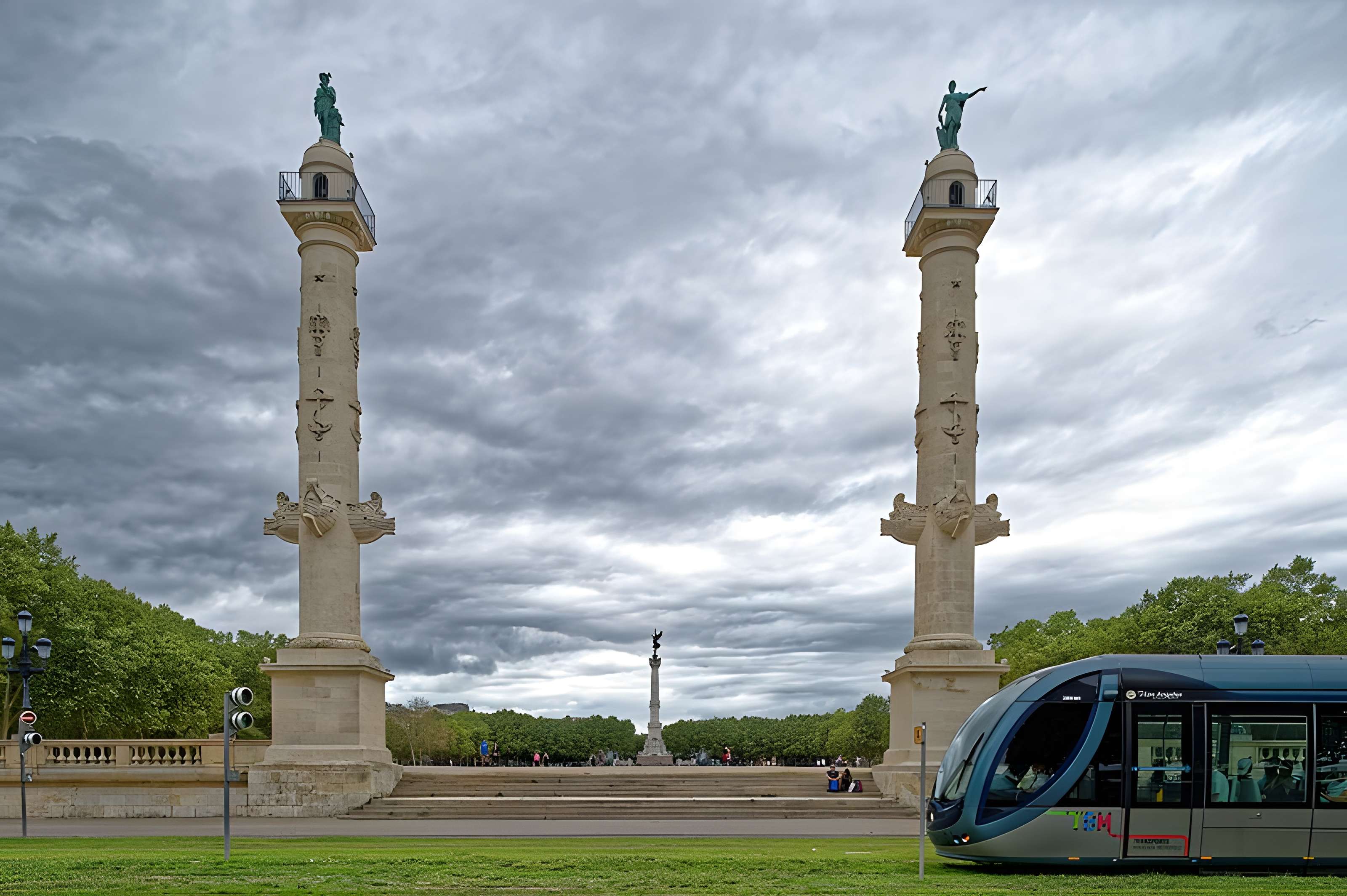 Les colonnes rostrales Place des Quinconces à Bordeaux