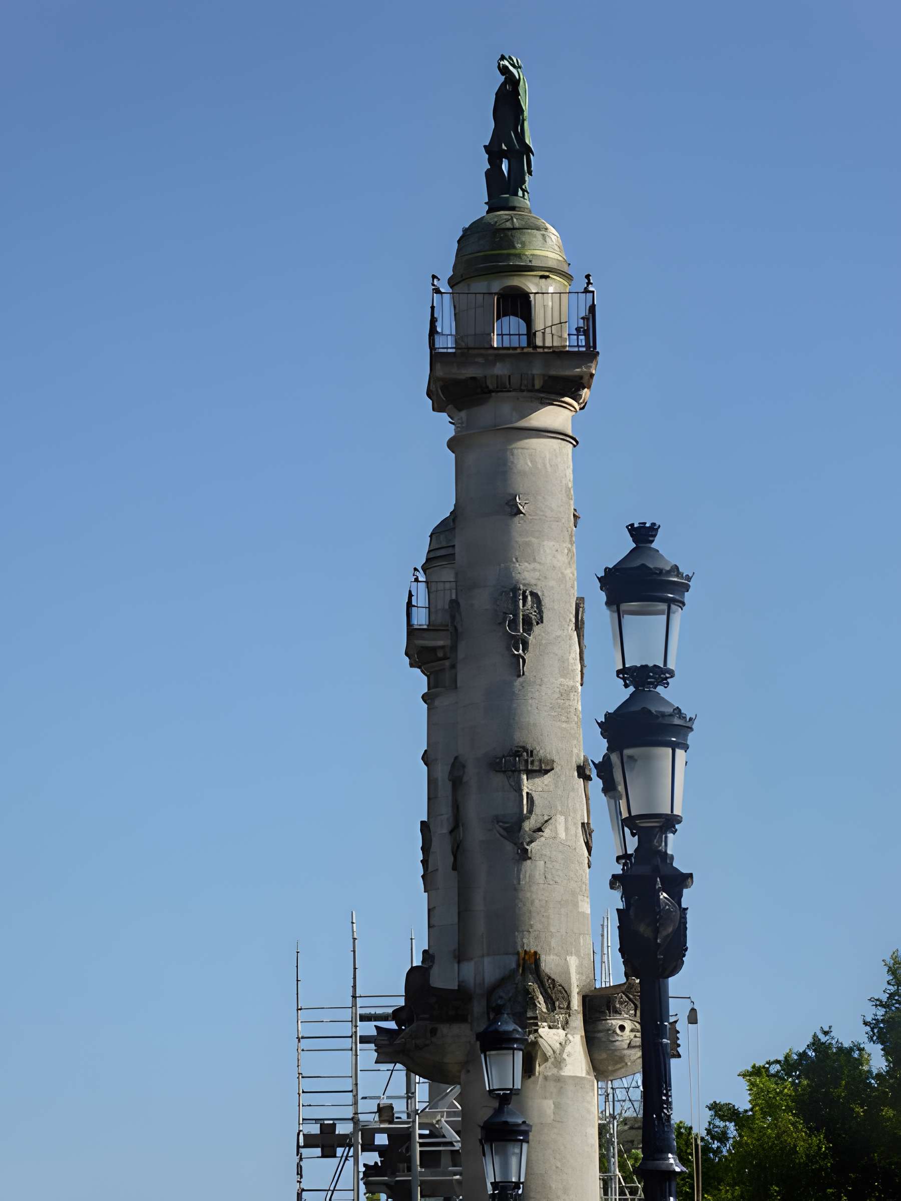 Les colonnes rostrales Place des Quinconces à Bordeaux