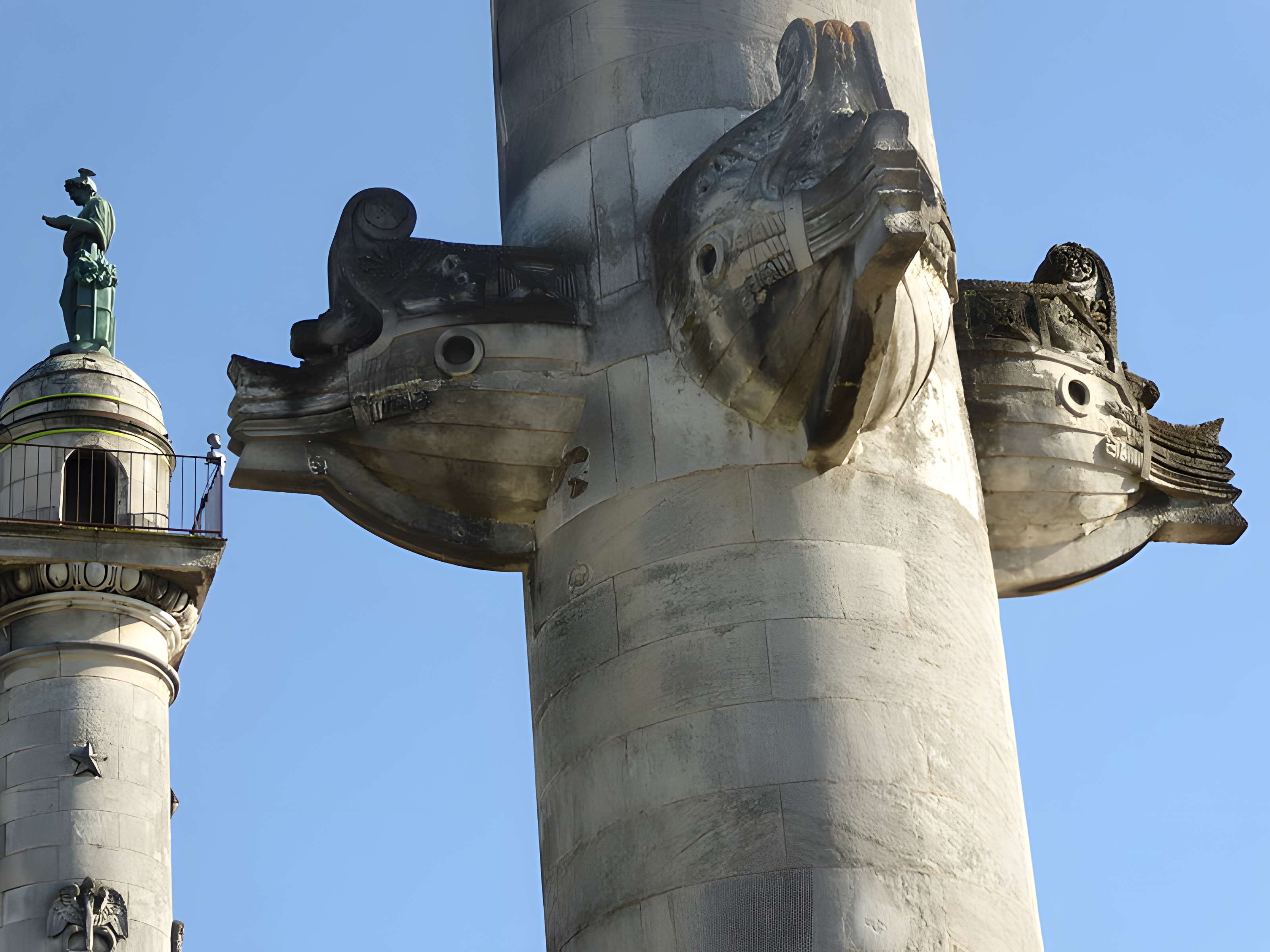Les colonnes rostrales Place des Quinconces à Bordeaux