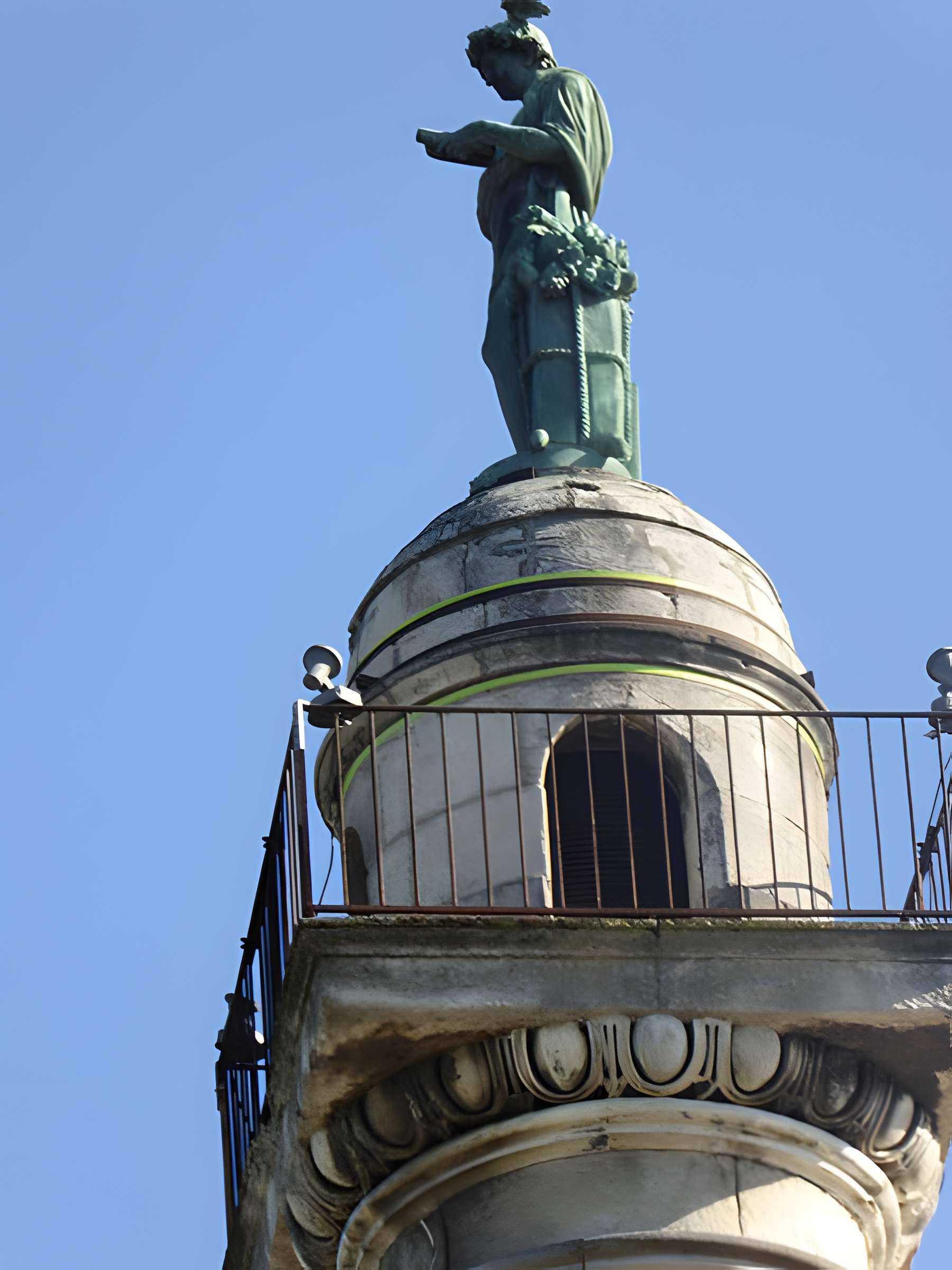 Les colonnes rostrales Place des Quinconces à Bordeaux