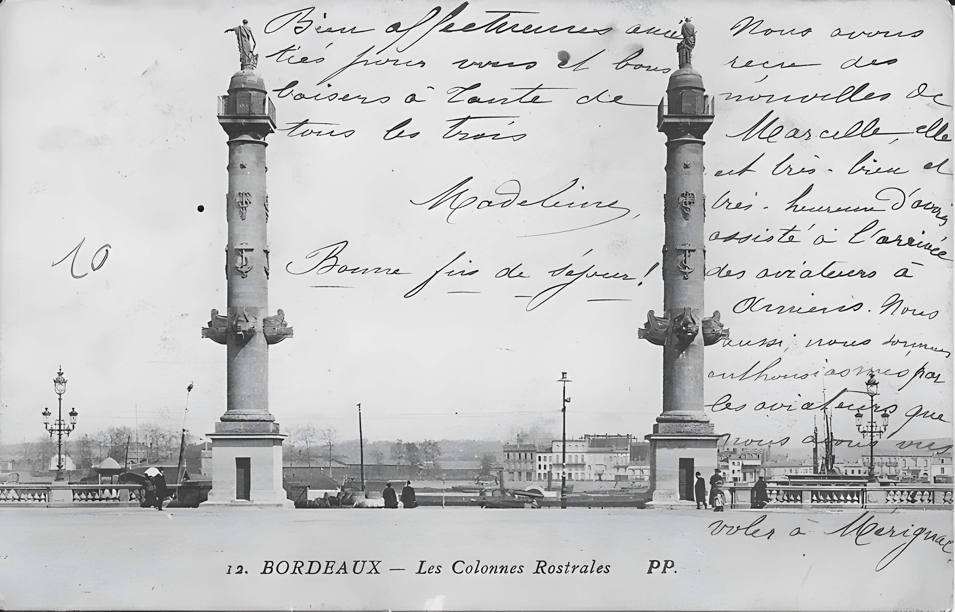 Les colonnes rostrales Place des Quinconces à Bordeaux