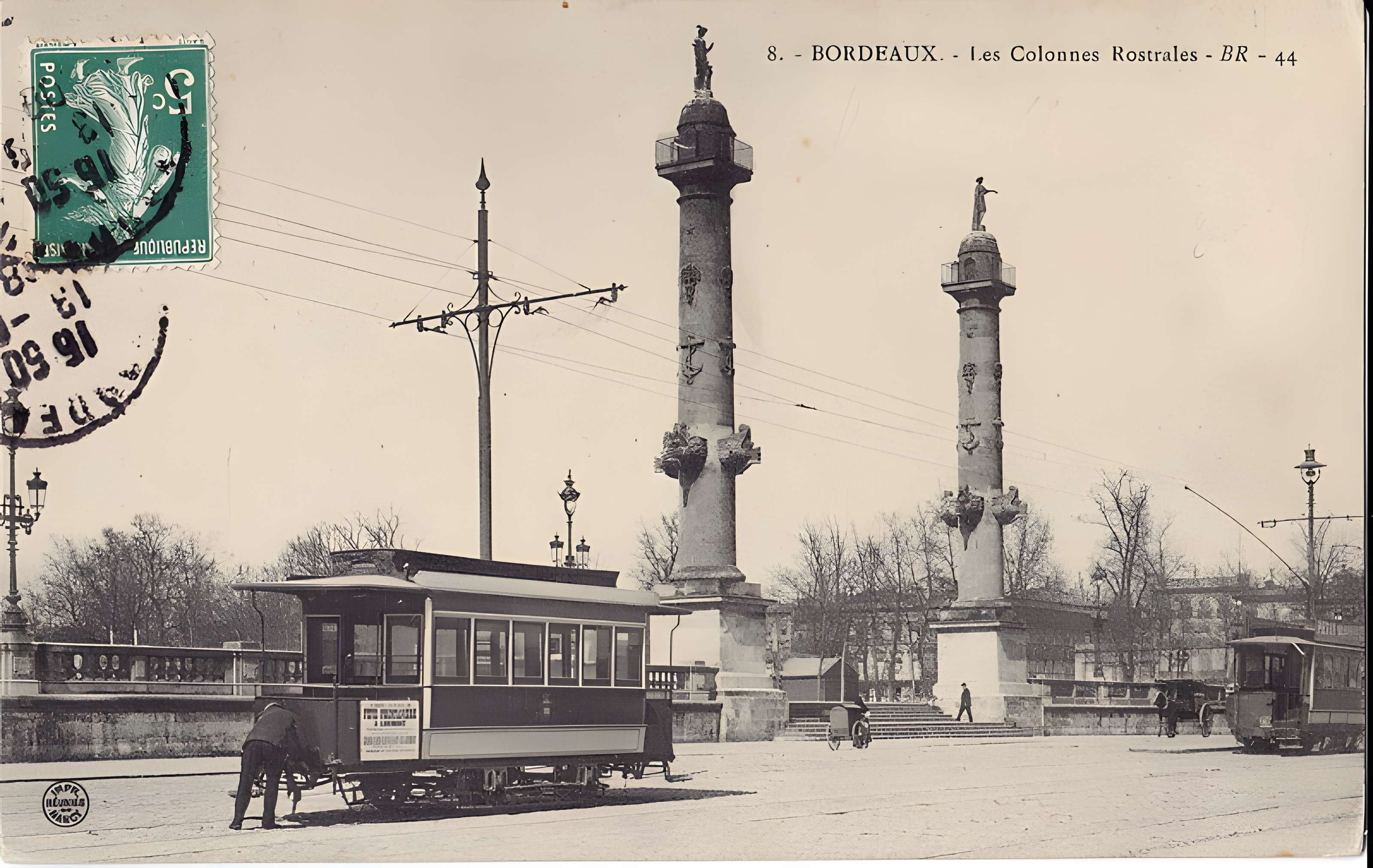 Les colonnes rostrales Place des Quinconces à Bordeaux
