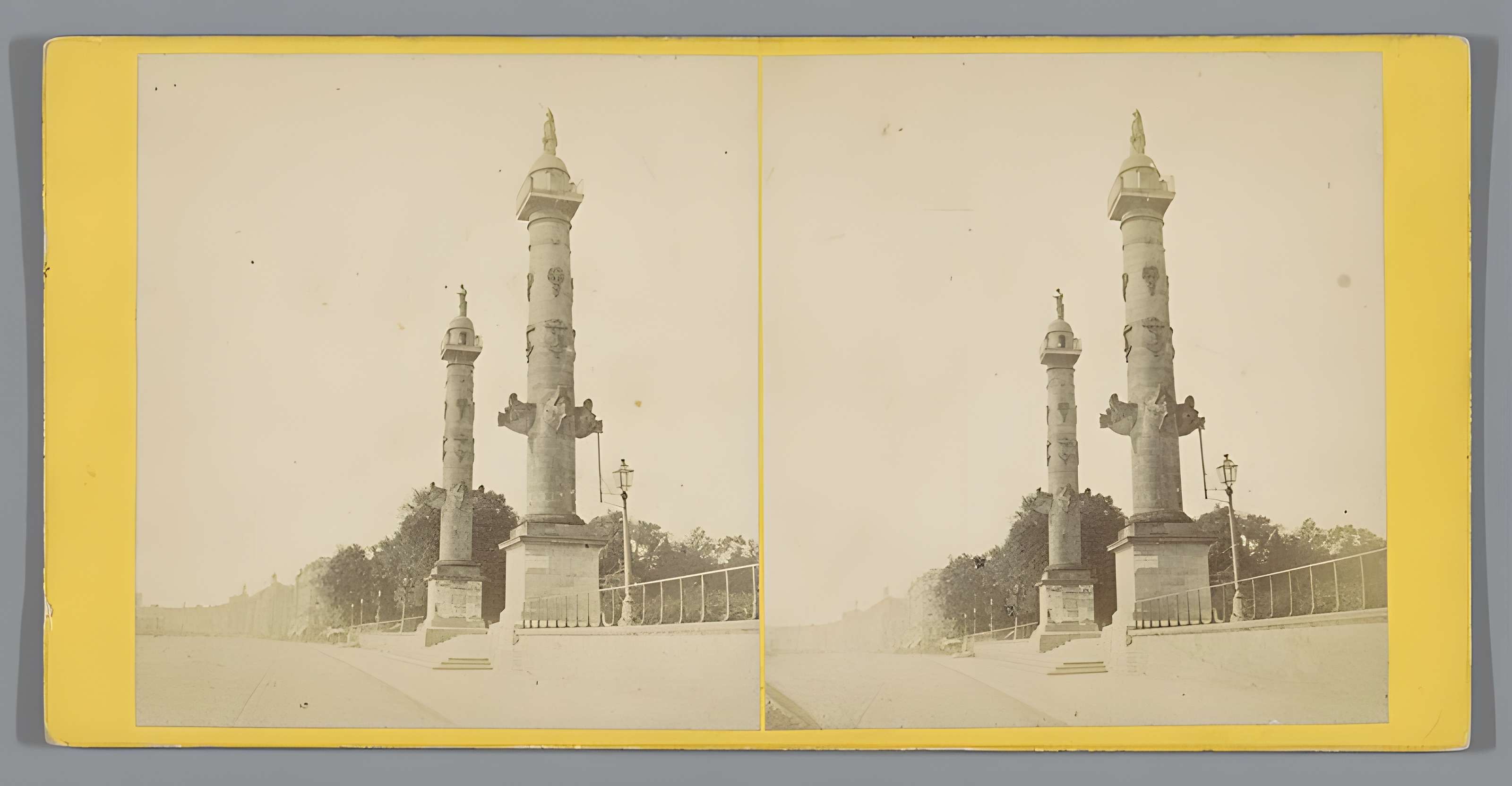 Les colonnes rostrales Place des Quinconces à Bordeaux