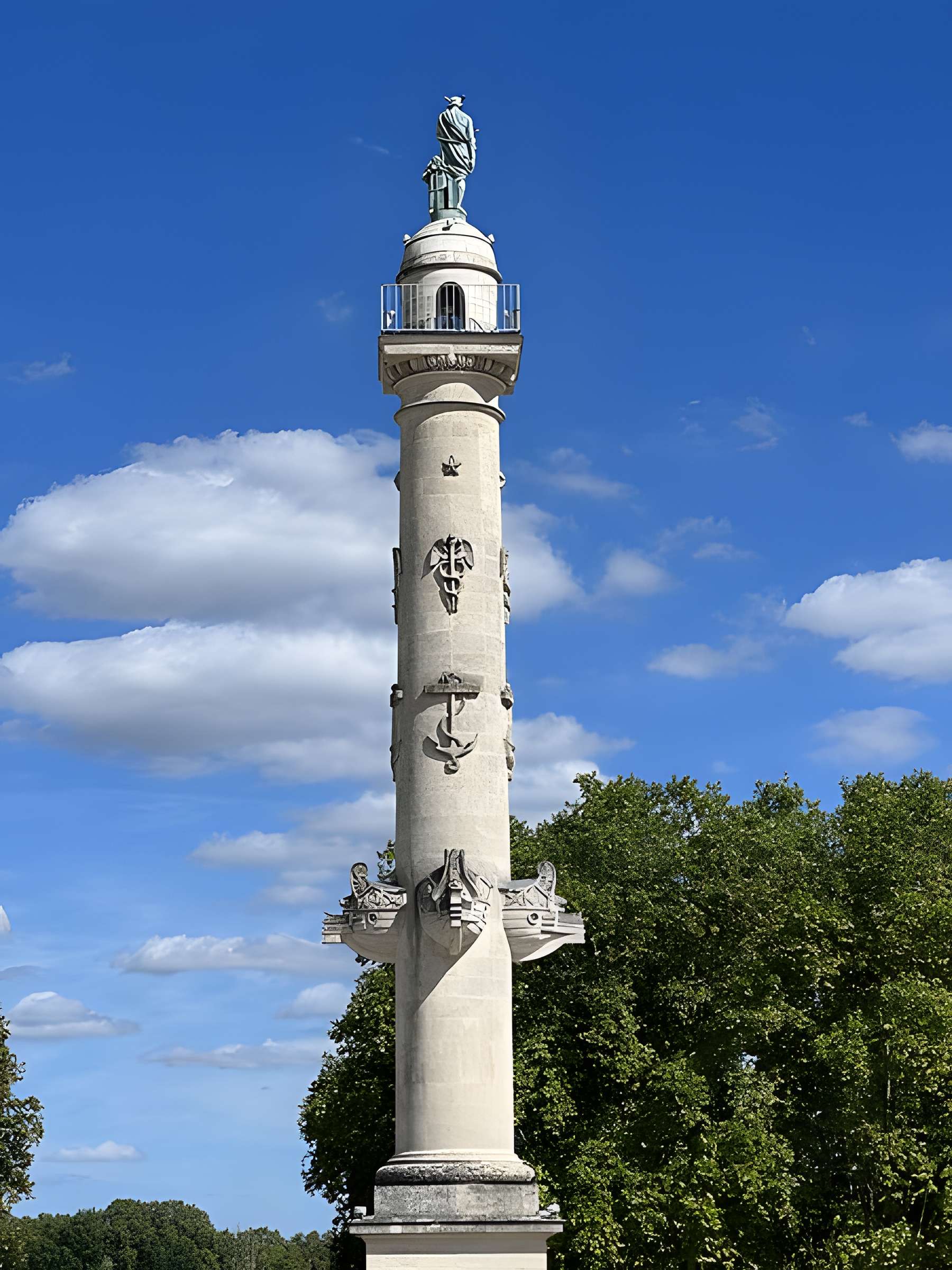 Les colonnes rostrales Place des Quinconces à Bordeaux