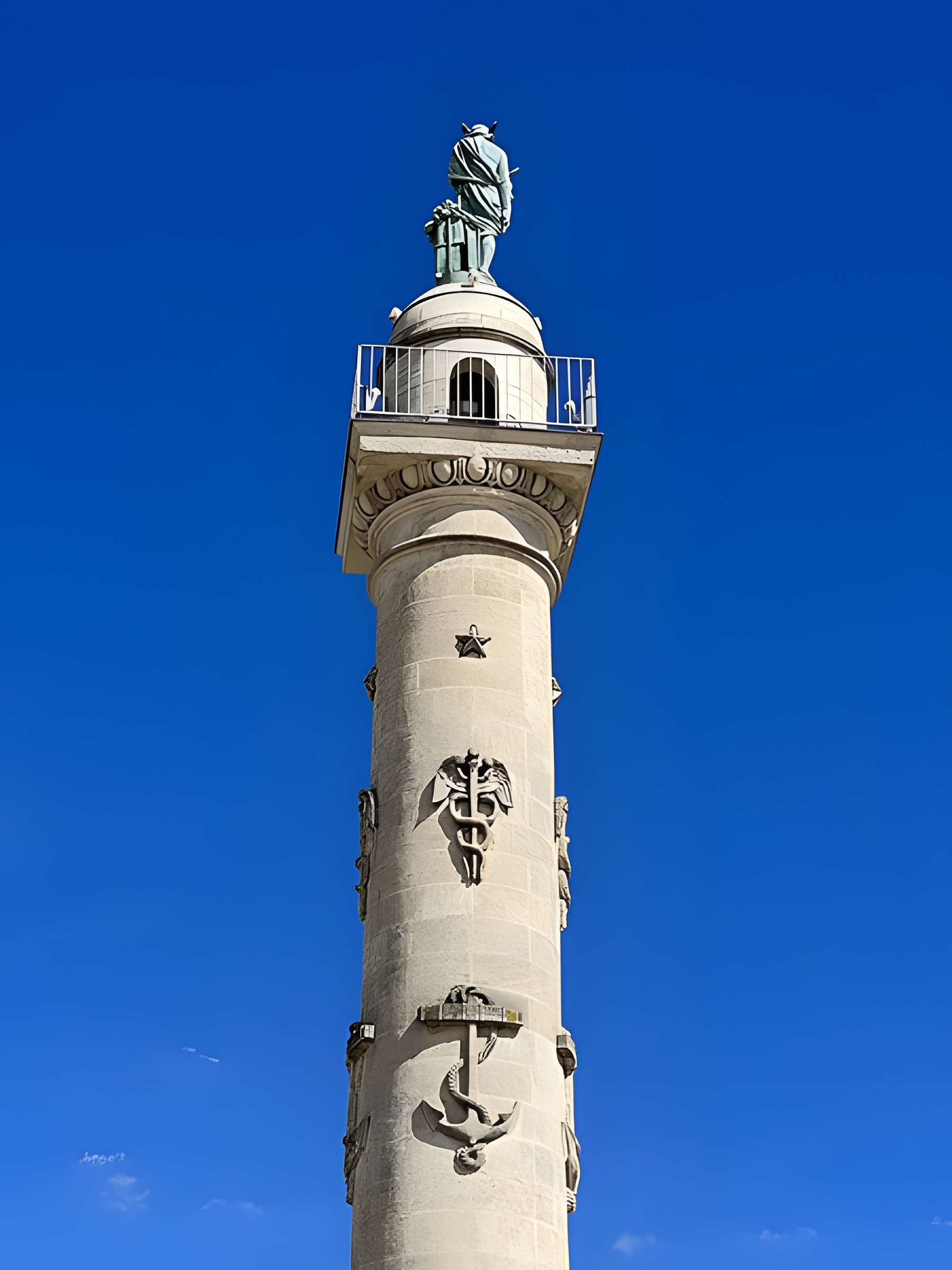 Les colonnes rostrales Place des Quinconces à Bordeaux