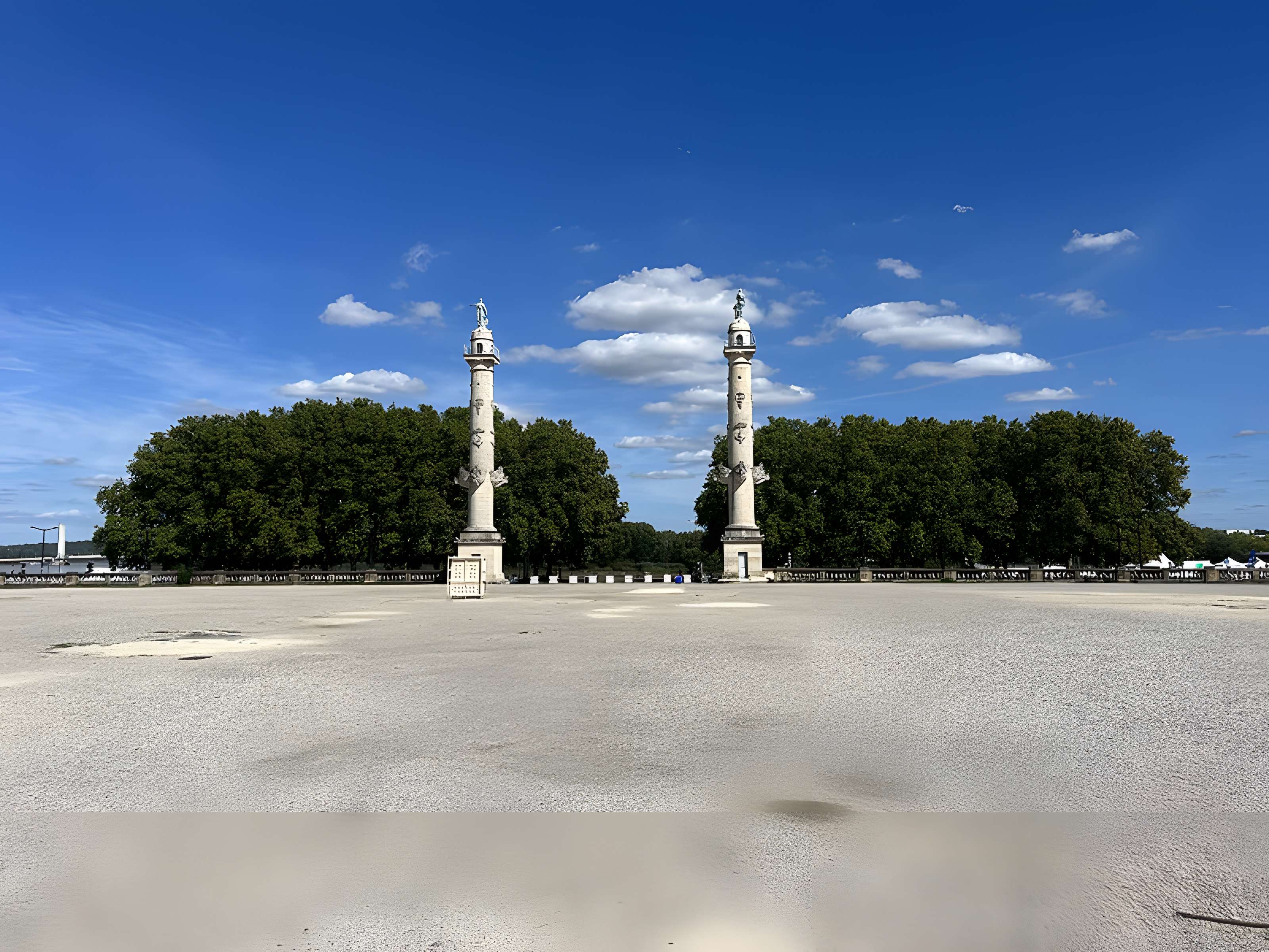 Les colonnes rostrales Place des Quinconces à Bordeaux