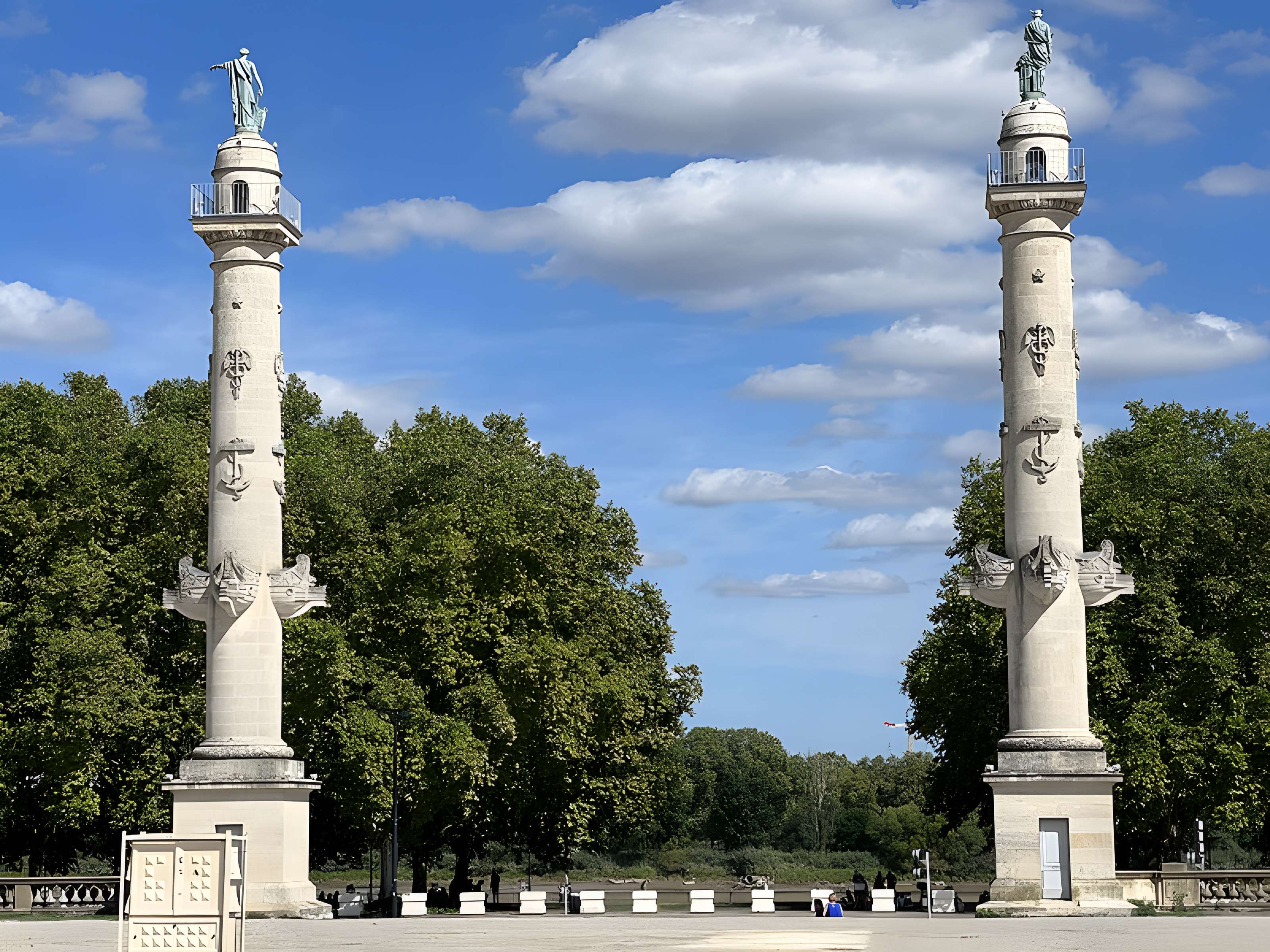 Les colonnes rostrales Place des Quinconces à Bordeaux