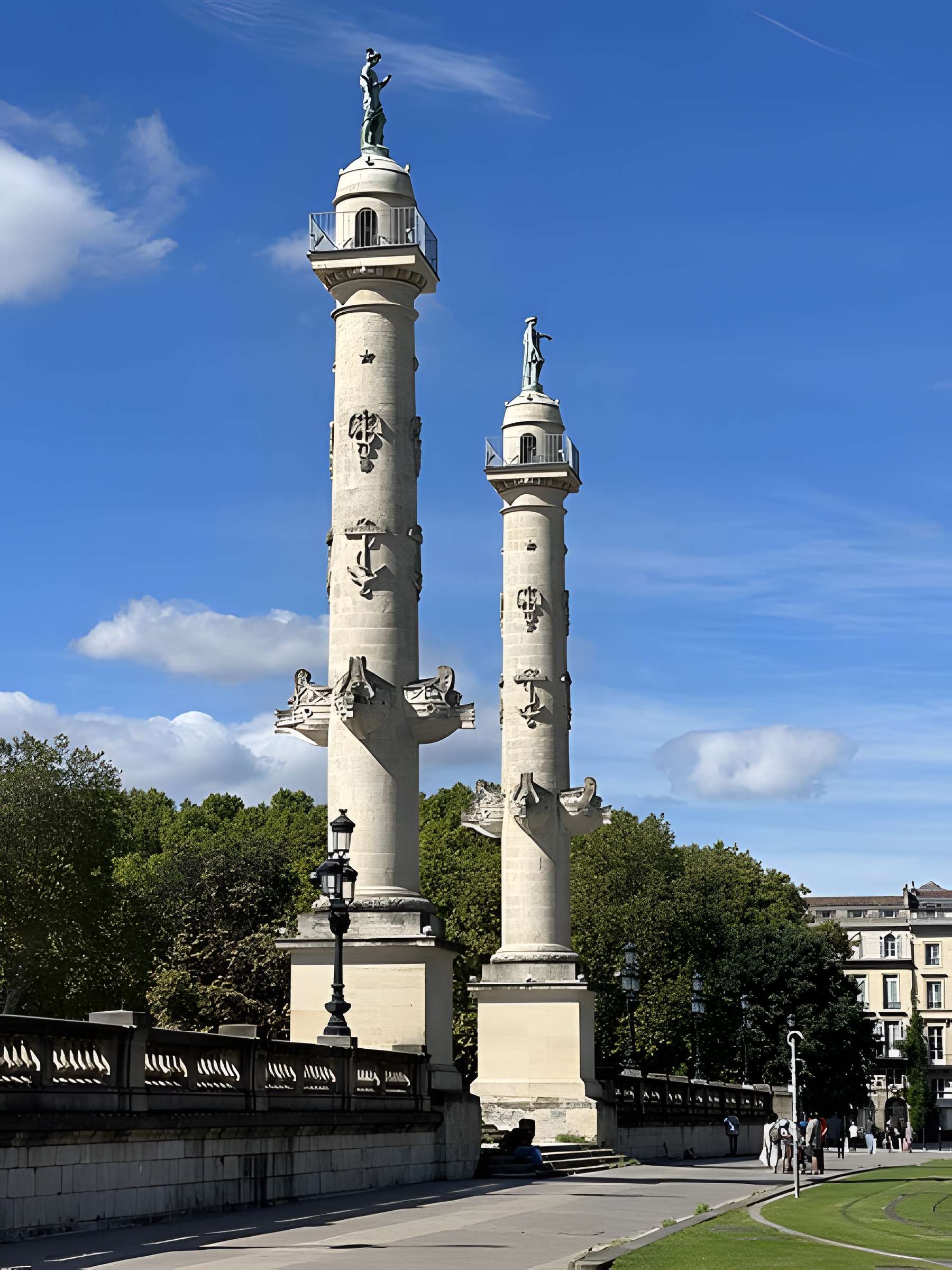 Les colonnes rostrales Place des Quinconces à Bordeaux