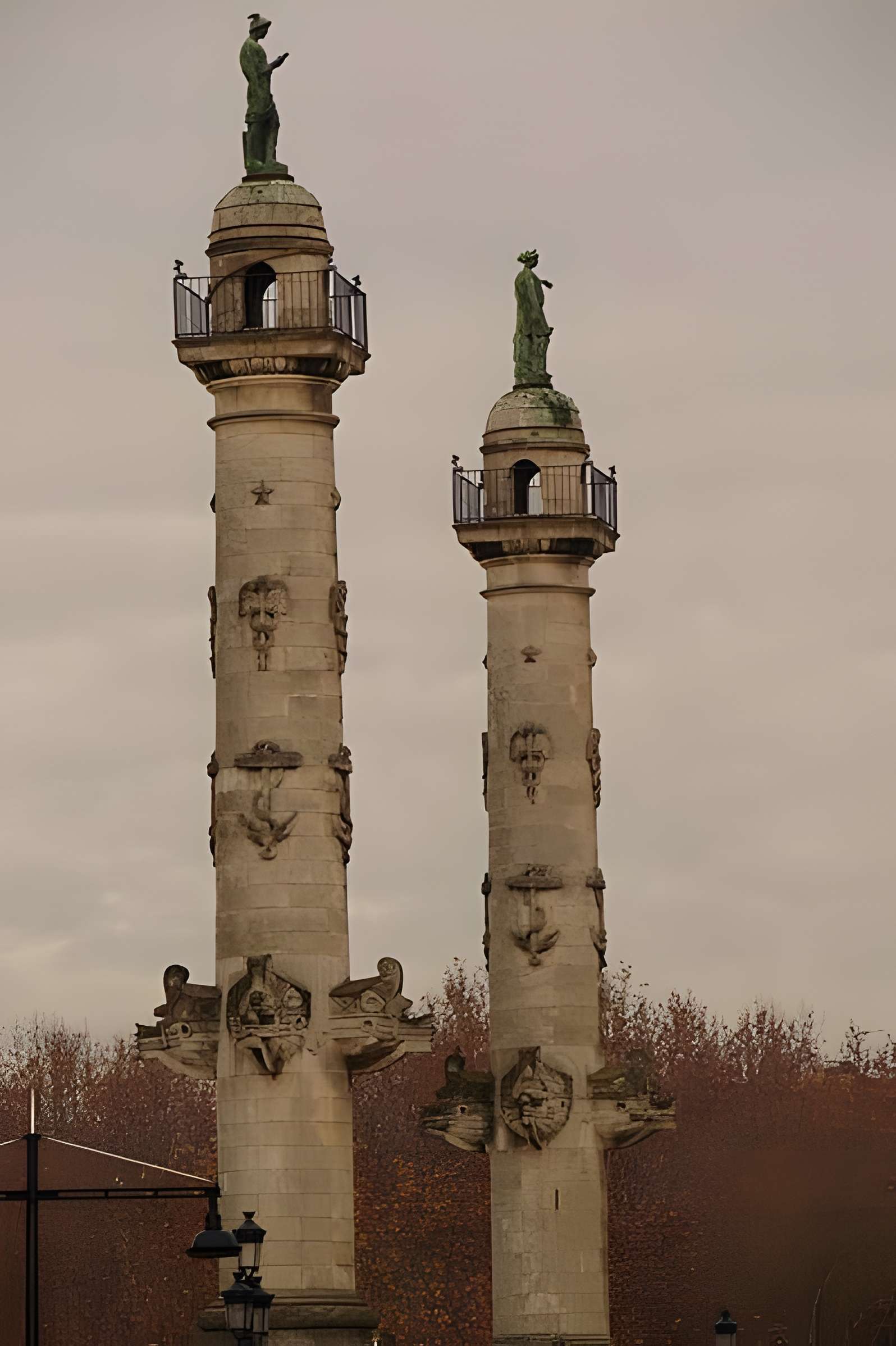 Les colonnes rostrales Place des Quinconces à Bordeaux