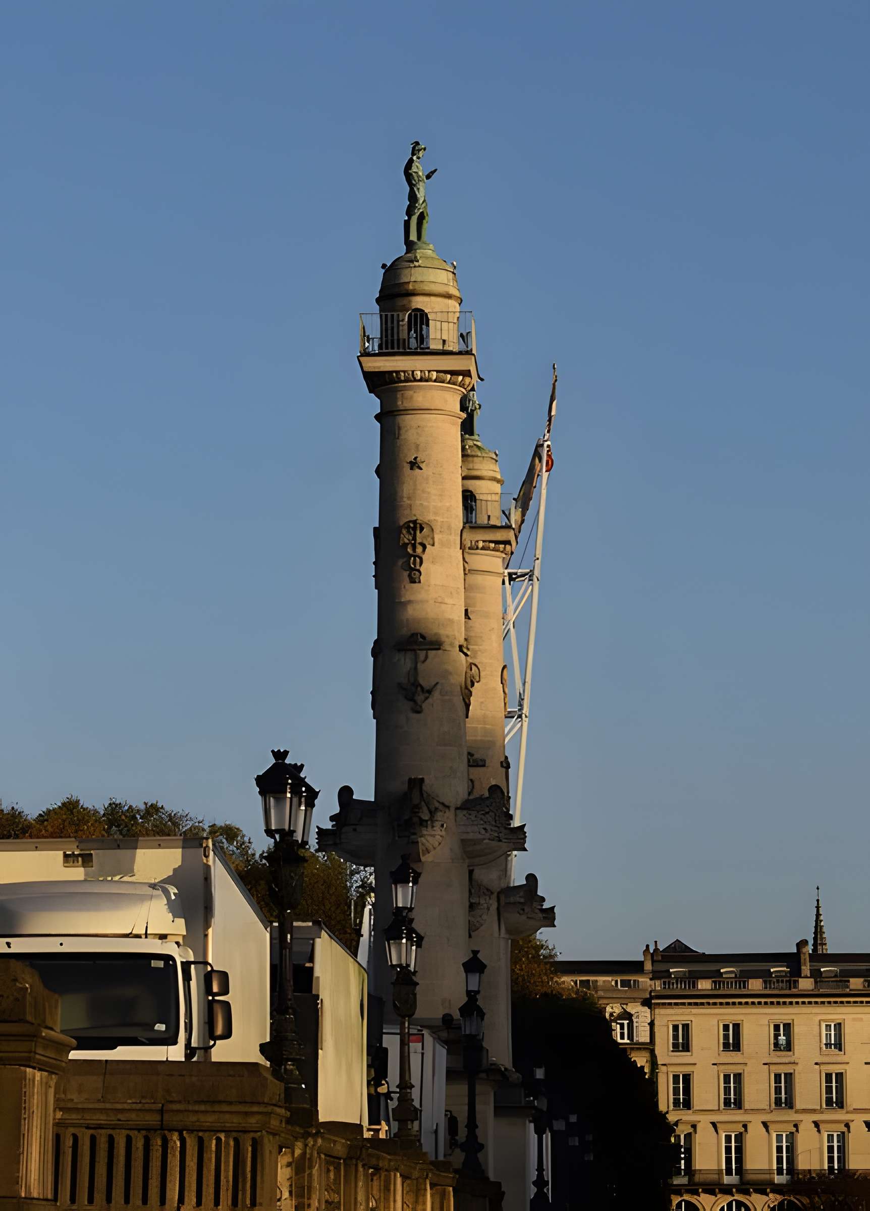 Les colonnes rostrales Place des Quinconces à Bordeaux