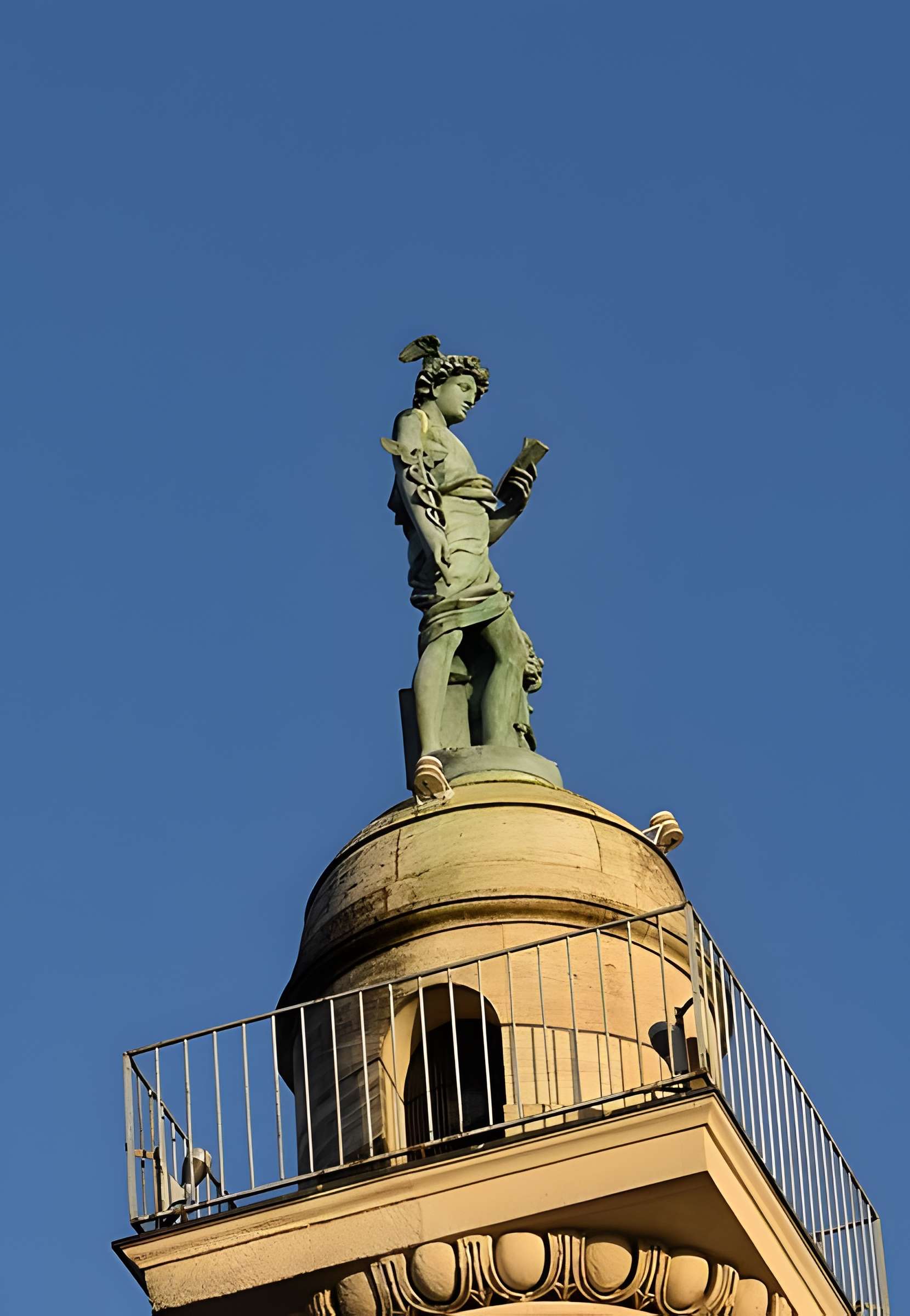 Les colonnes rostrales Place des Quinconces à Bordeaux