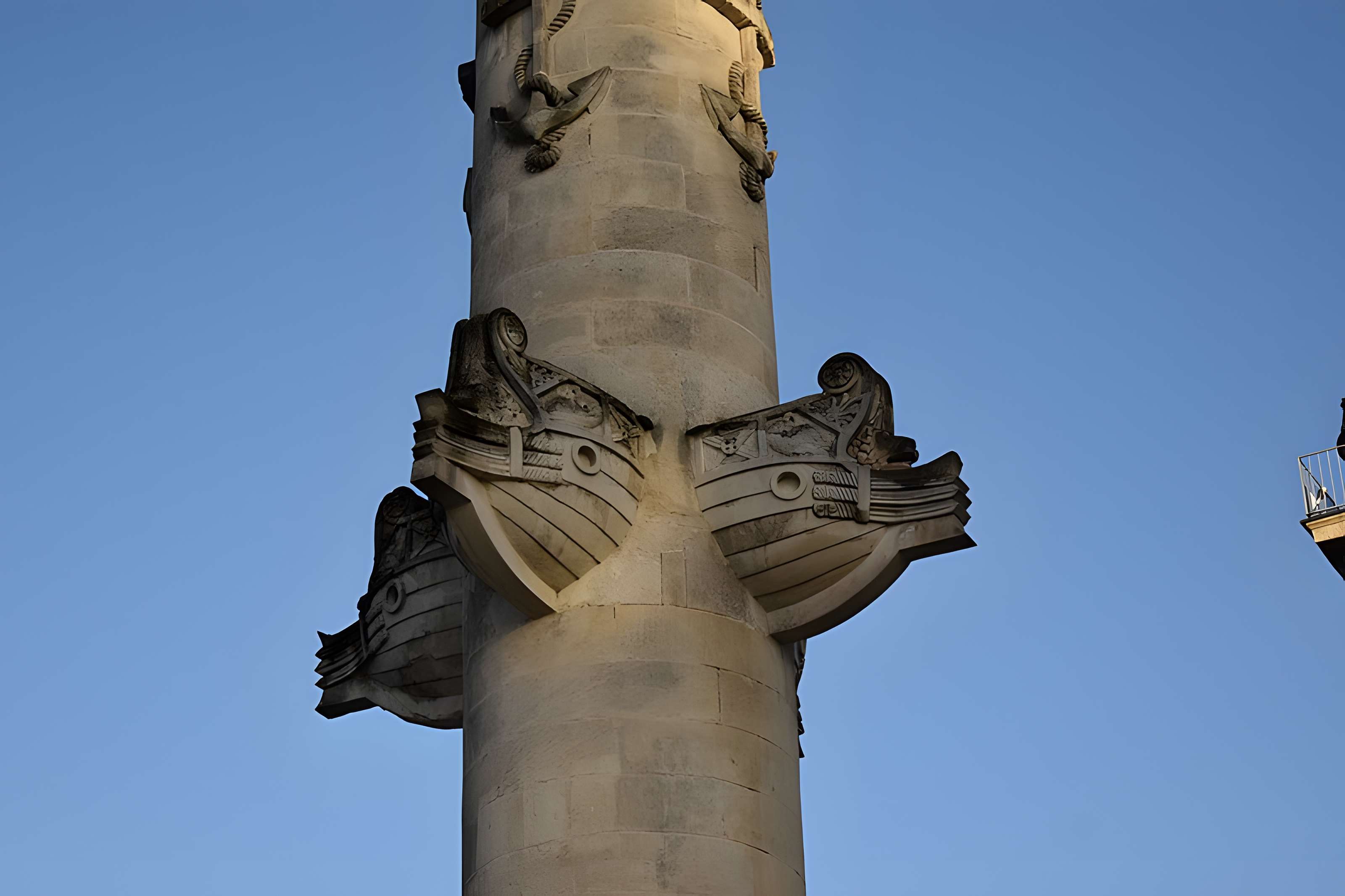 Les colonnes rostrales Place des Quinconces à Bordeaux