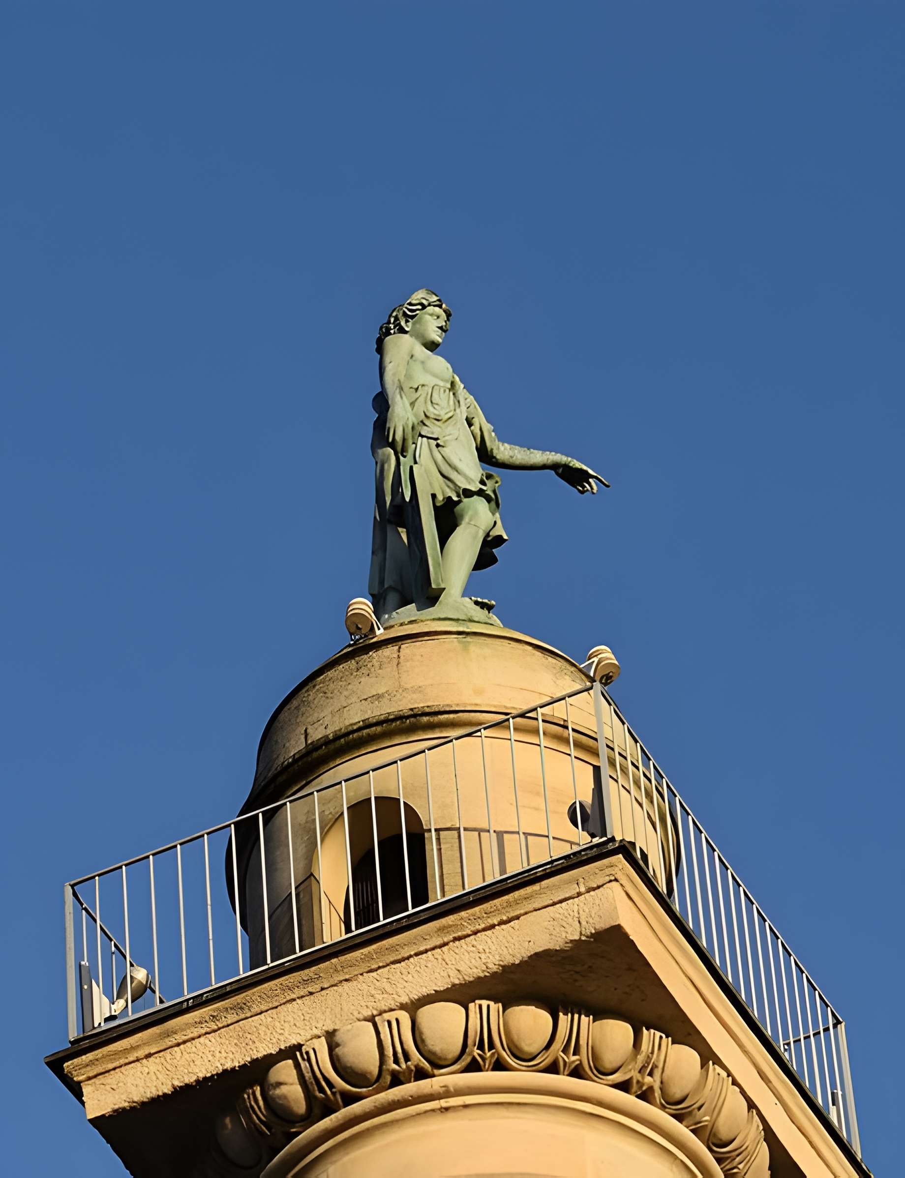 Les colonnes rostrales Place des Quinconces à Bordeaux