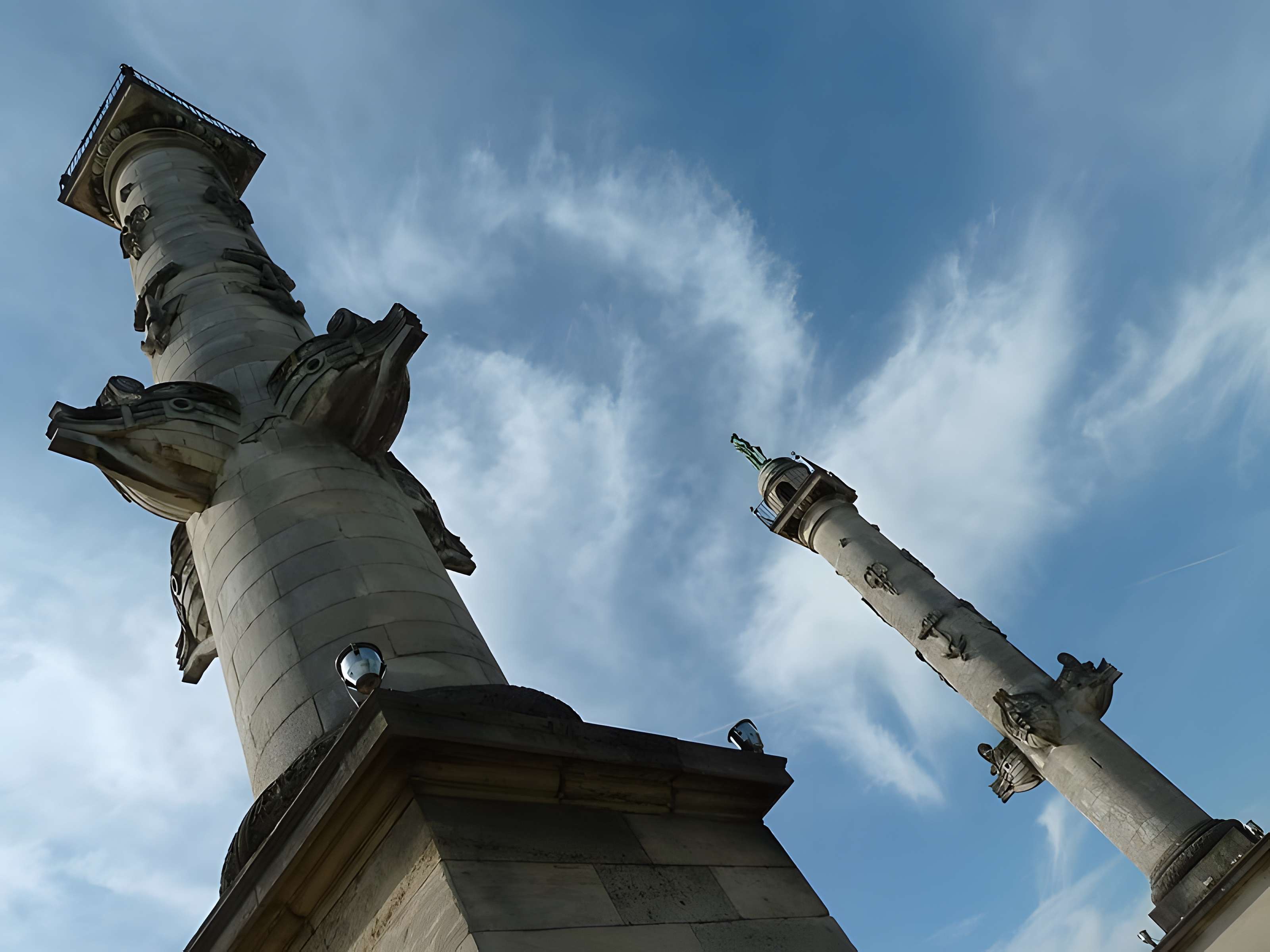 Les colonnes rostrales Place des Quinconces à Bordeaux