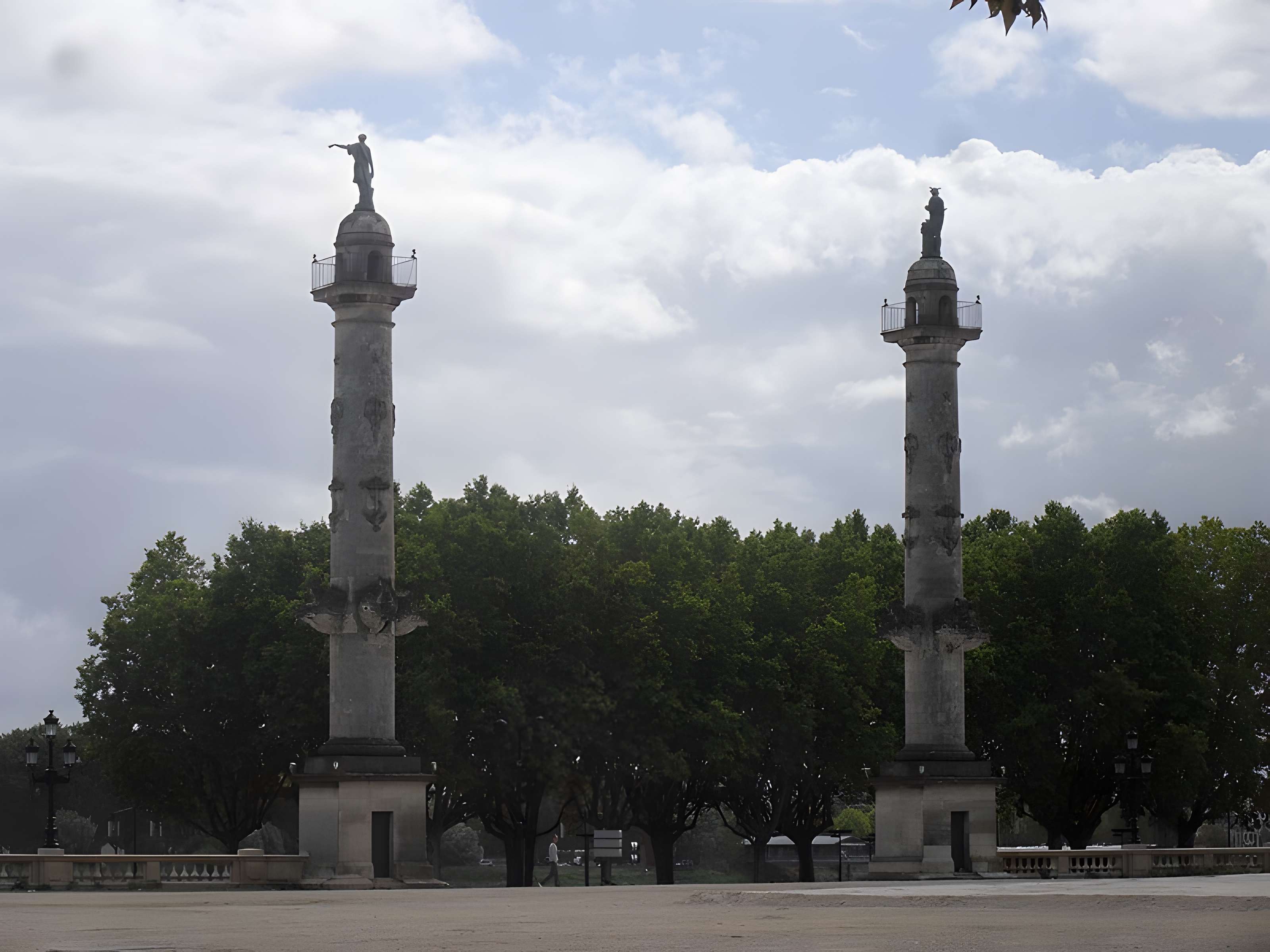Les colonnes rostrales Place des Quinconces à Bordeaux