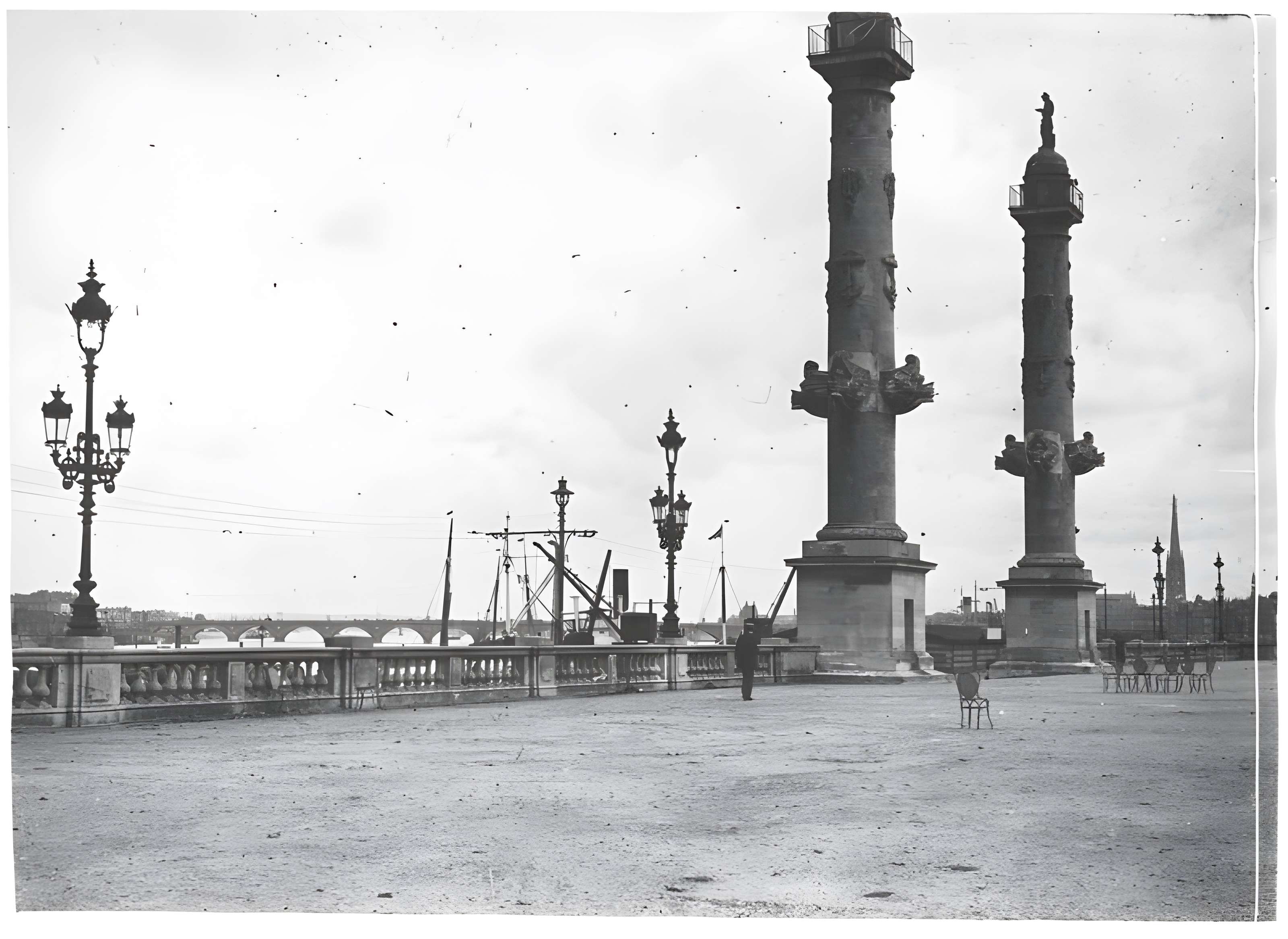 Les colonnes rostrales Place des Quinconces à Bordeaux