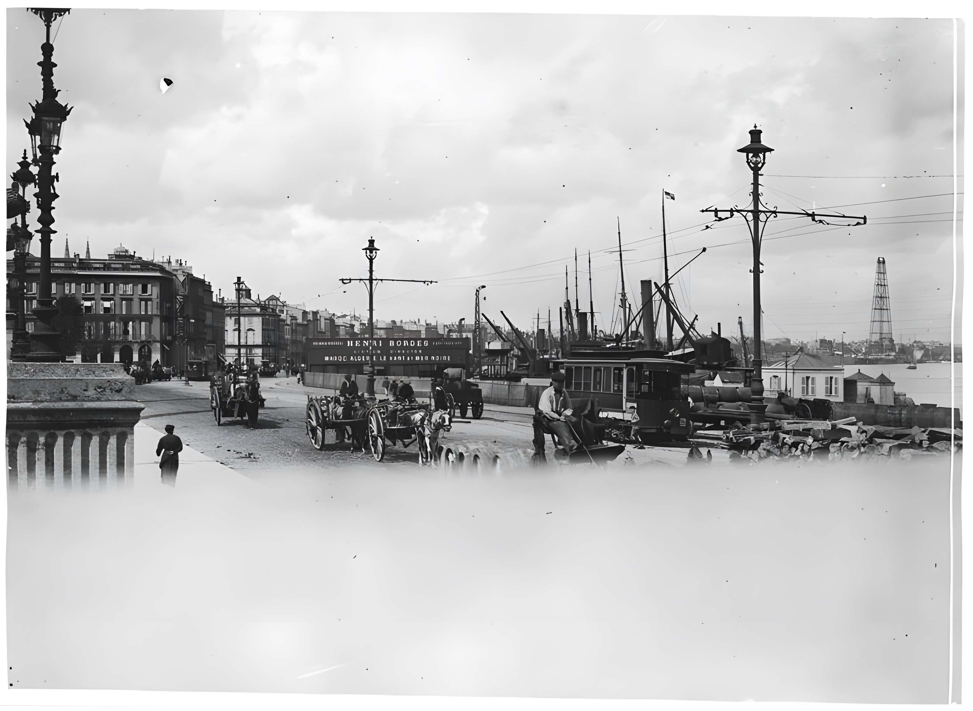 Les colonnes rostrales Place des Quinconces à Bordeaux