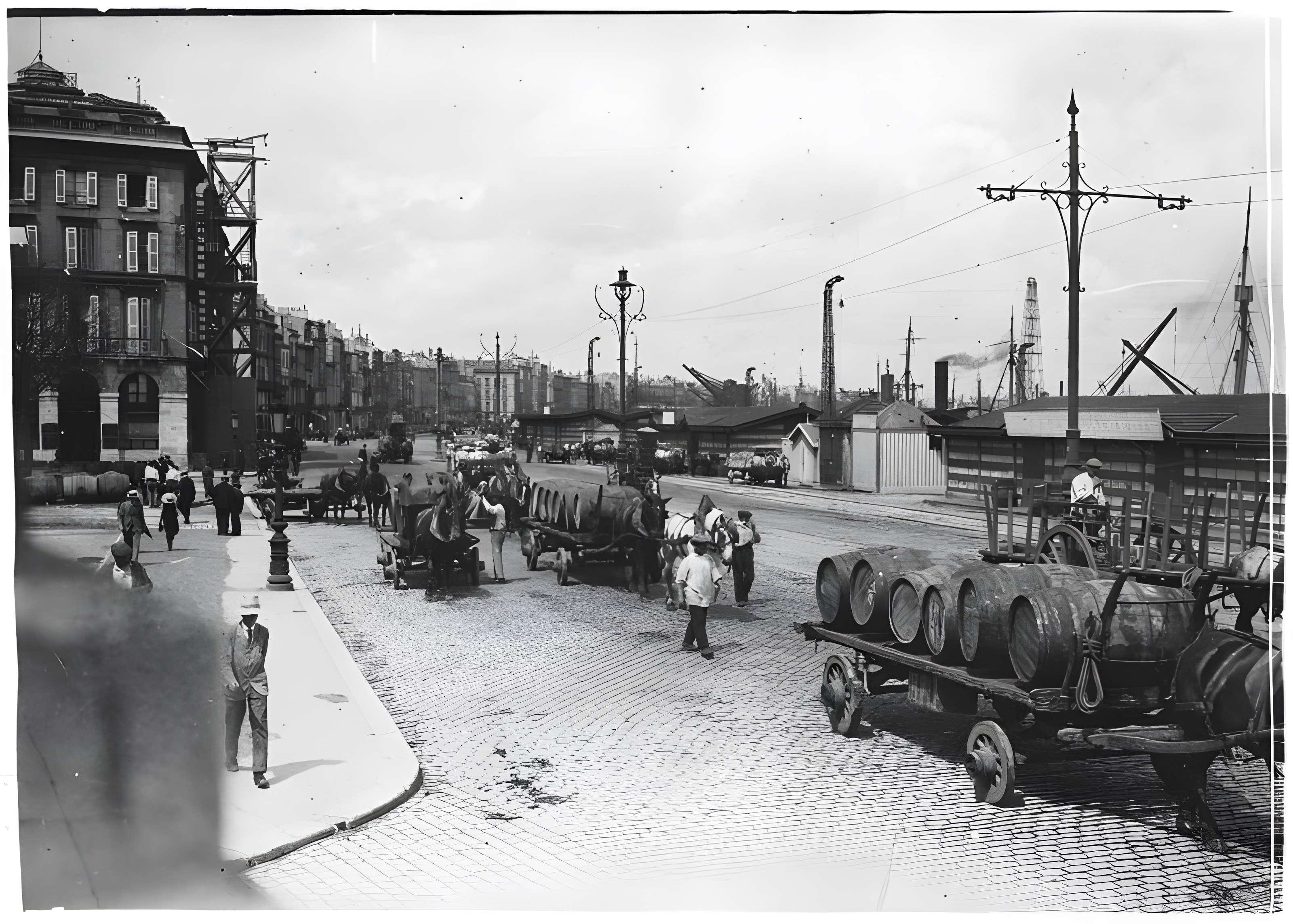 Les colonnes rostrales Place des Quinconces à Bordeaux