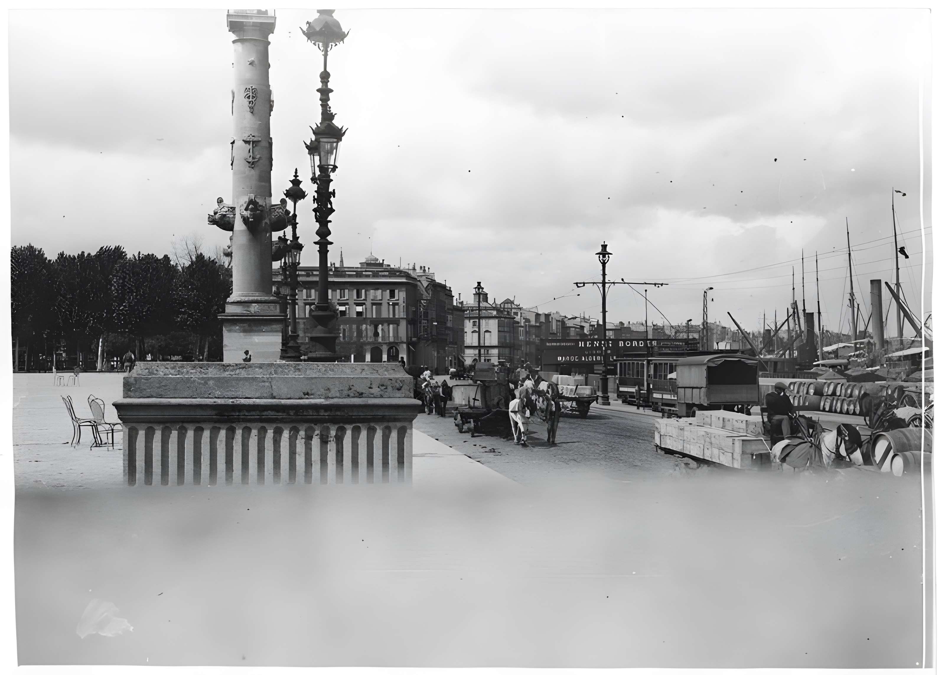 Les colonnes rostrales Place des Quinconces à Bordeaux