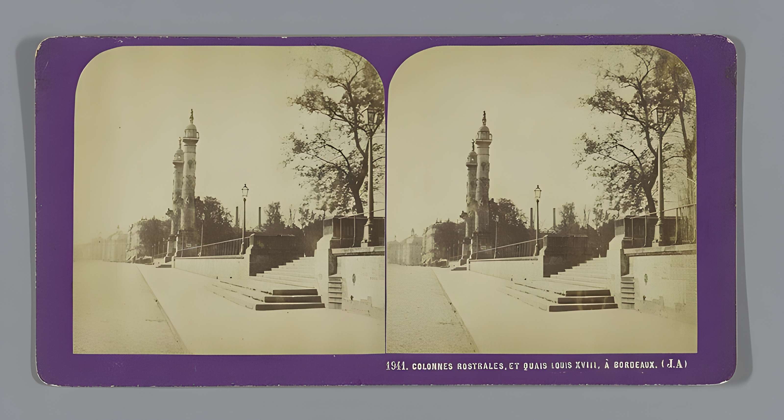Les colonnes rostrales Place des Quinconces à Bordeaux