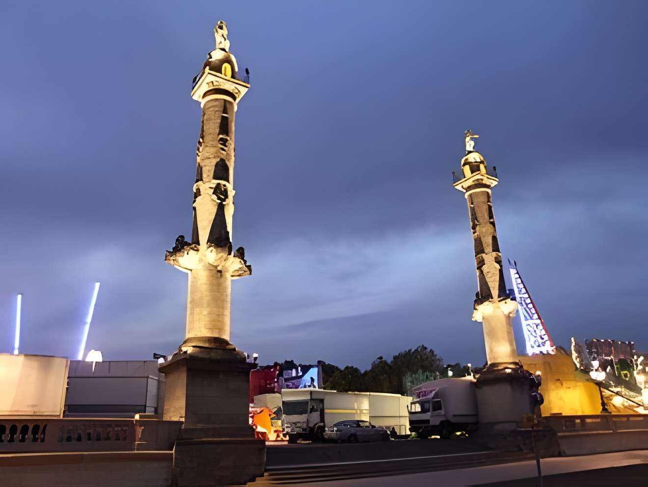Les colonnes rostrales Place des Quinconces à Bordeaux 