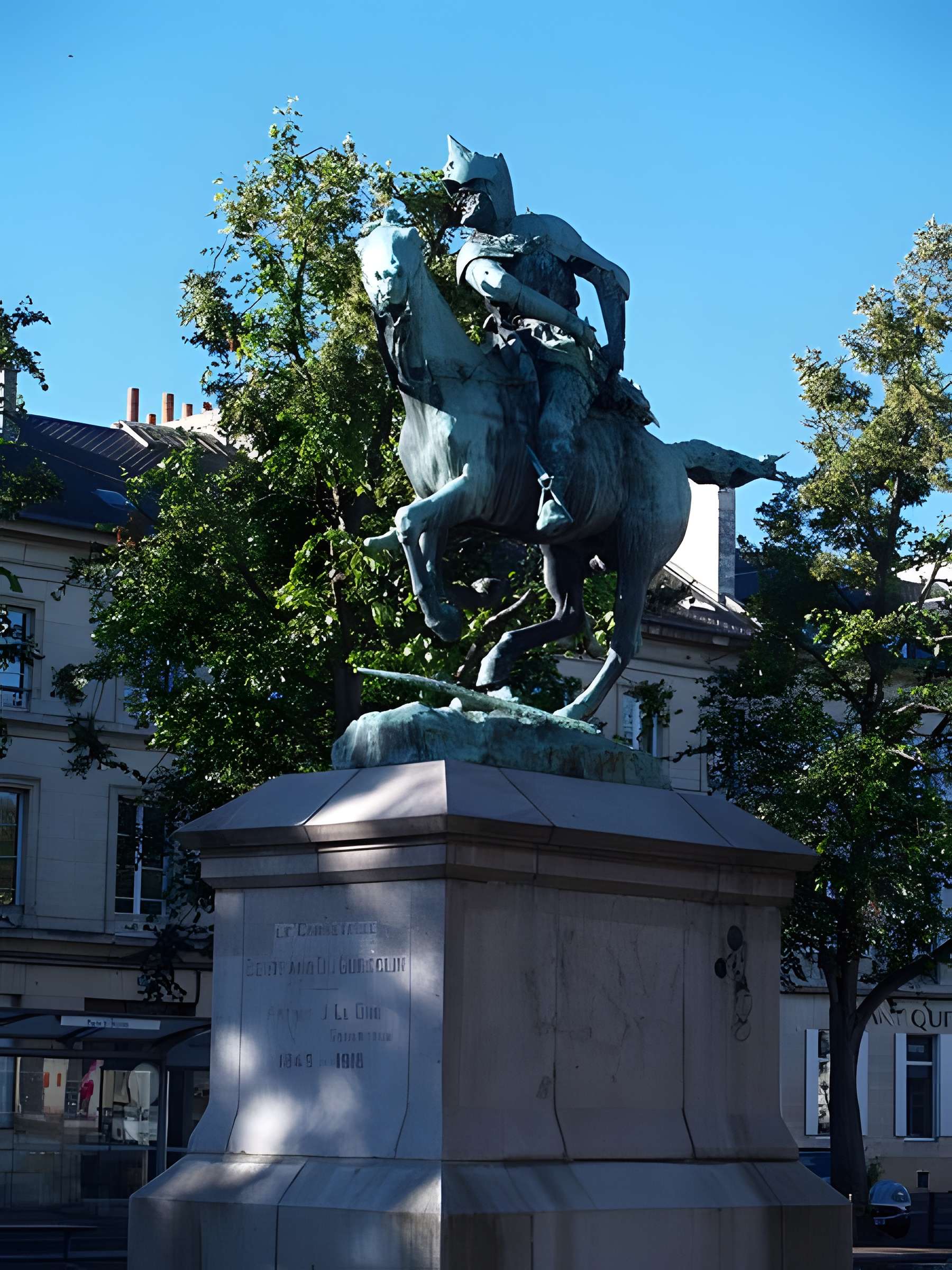 Statue de Duguesclin à Caen 