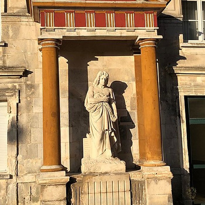 Photo de Statue de Racine à La Ferté-Milon