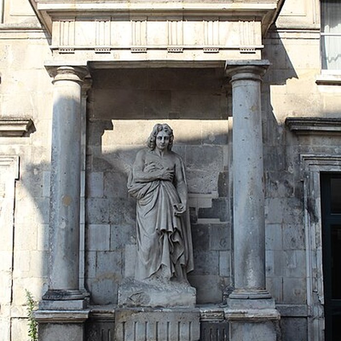 Photo de Statue de Racine à La Ferté-Milon