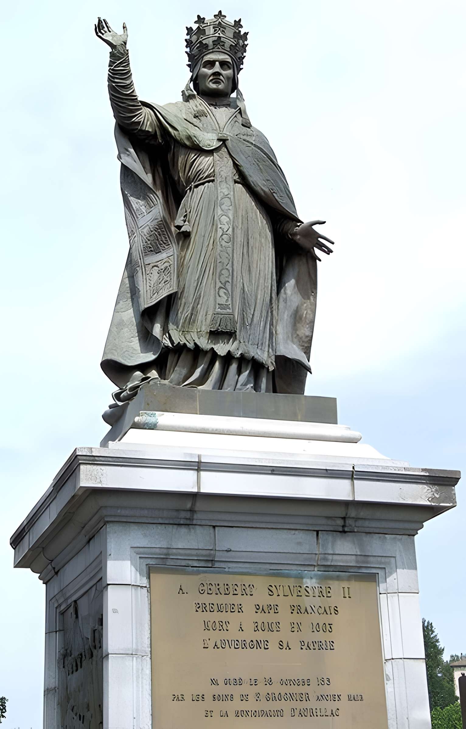 Statue du Pape Gerbert à Aurillac 