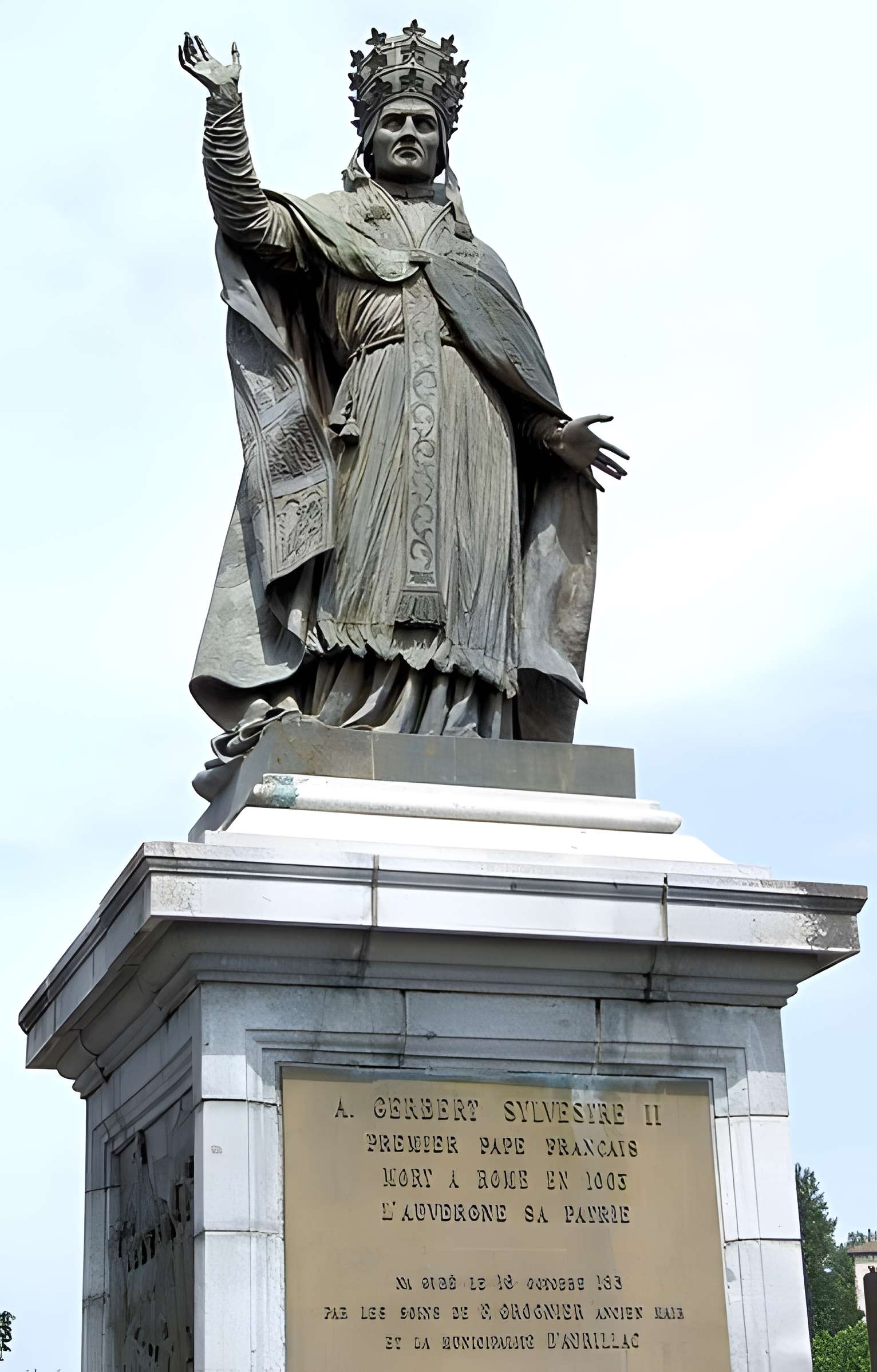 Statue du Pape Gerbert à Aurillac