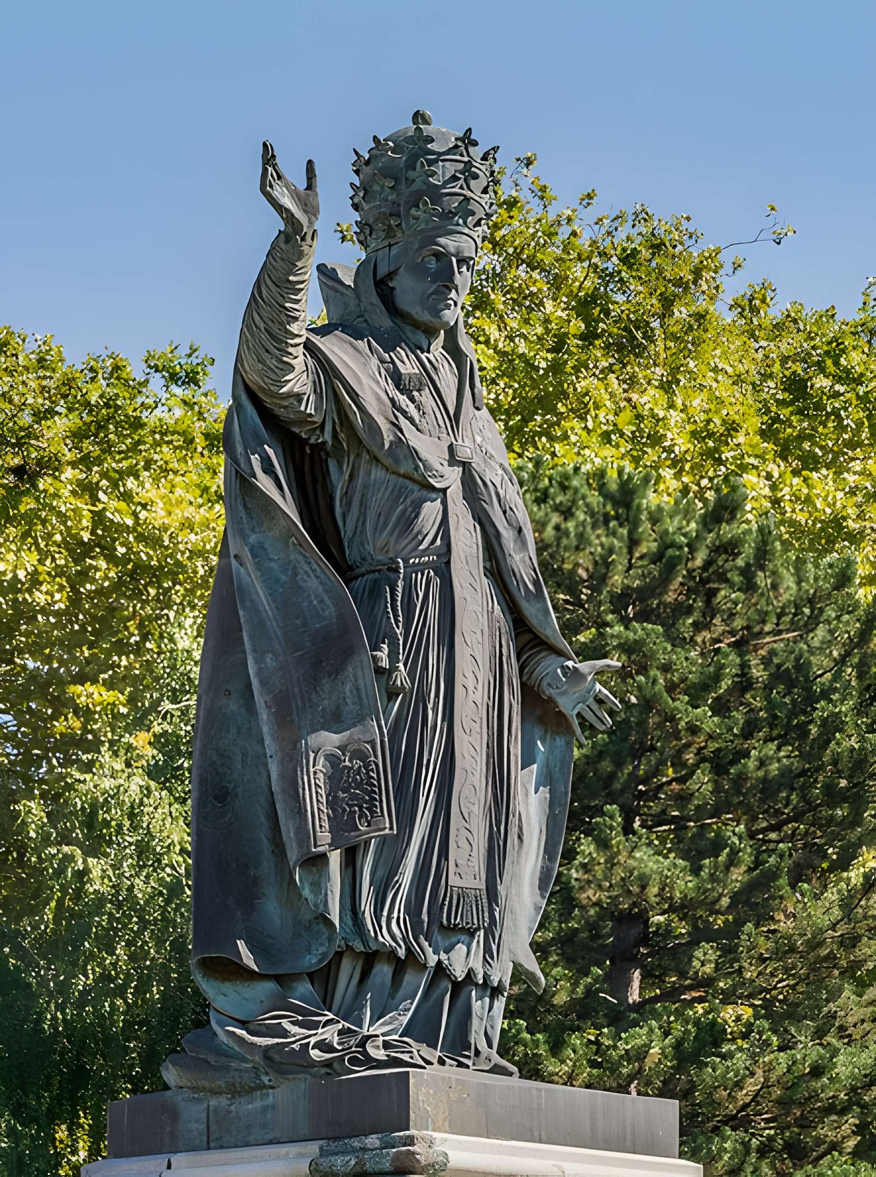 Statue du Pape Gerbert à Aurillac