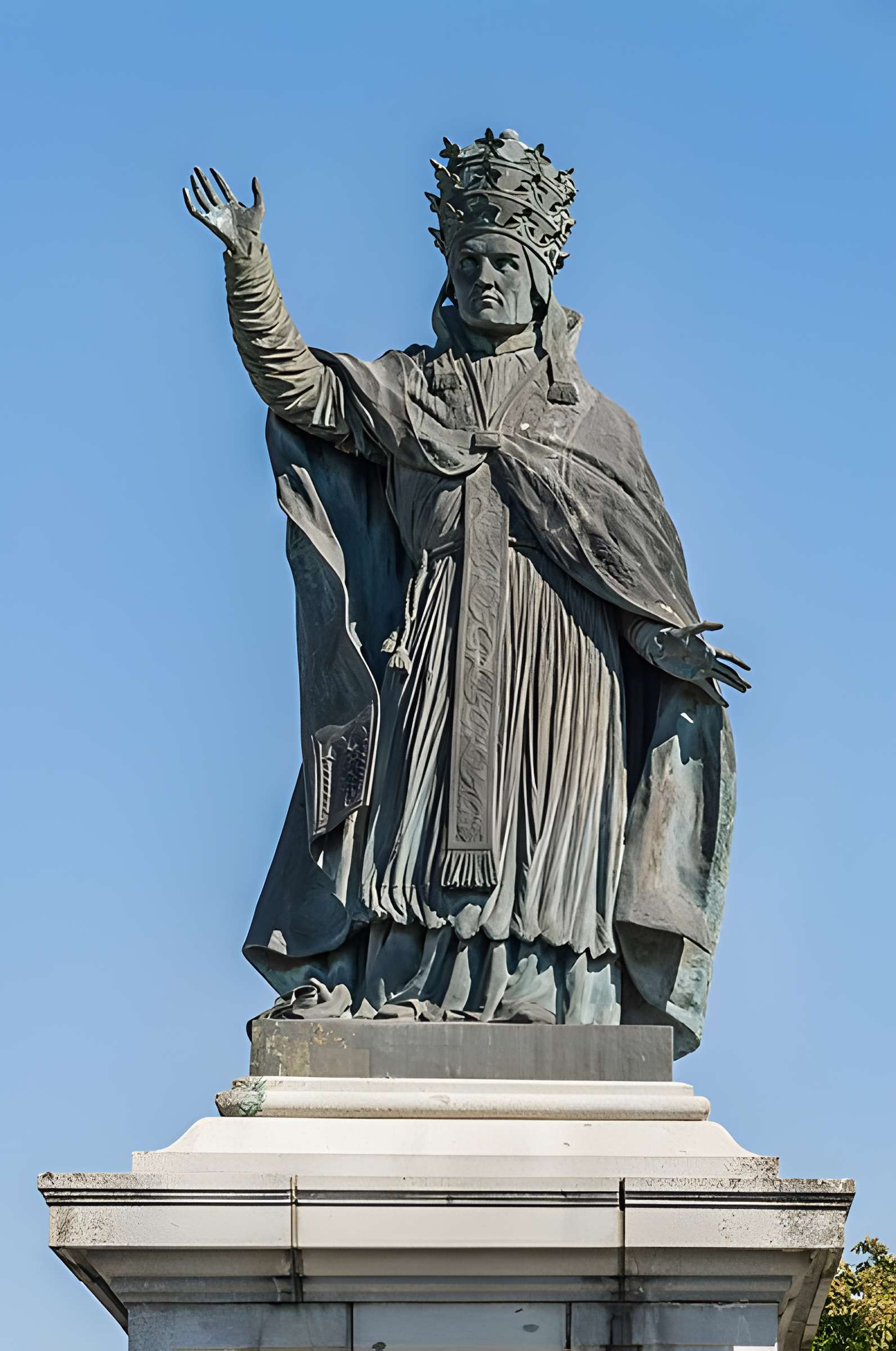 Statue du Pape Gerbert à Aurillac